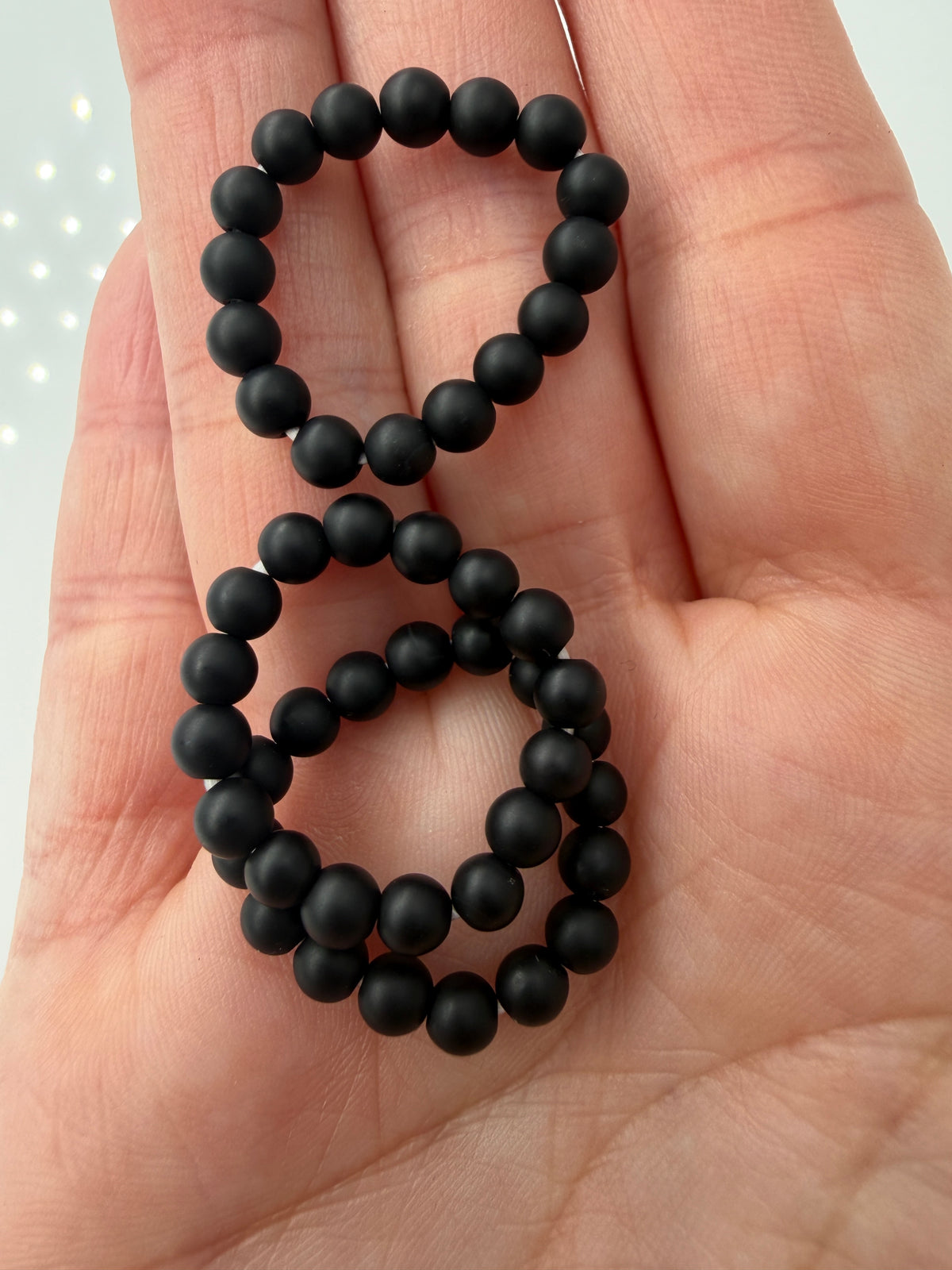 Minimalistischer Ring aus mattem, schwarzem Onyx mit glatter, samtiger Oberfläche.