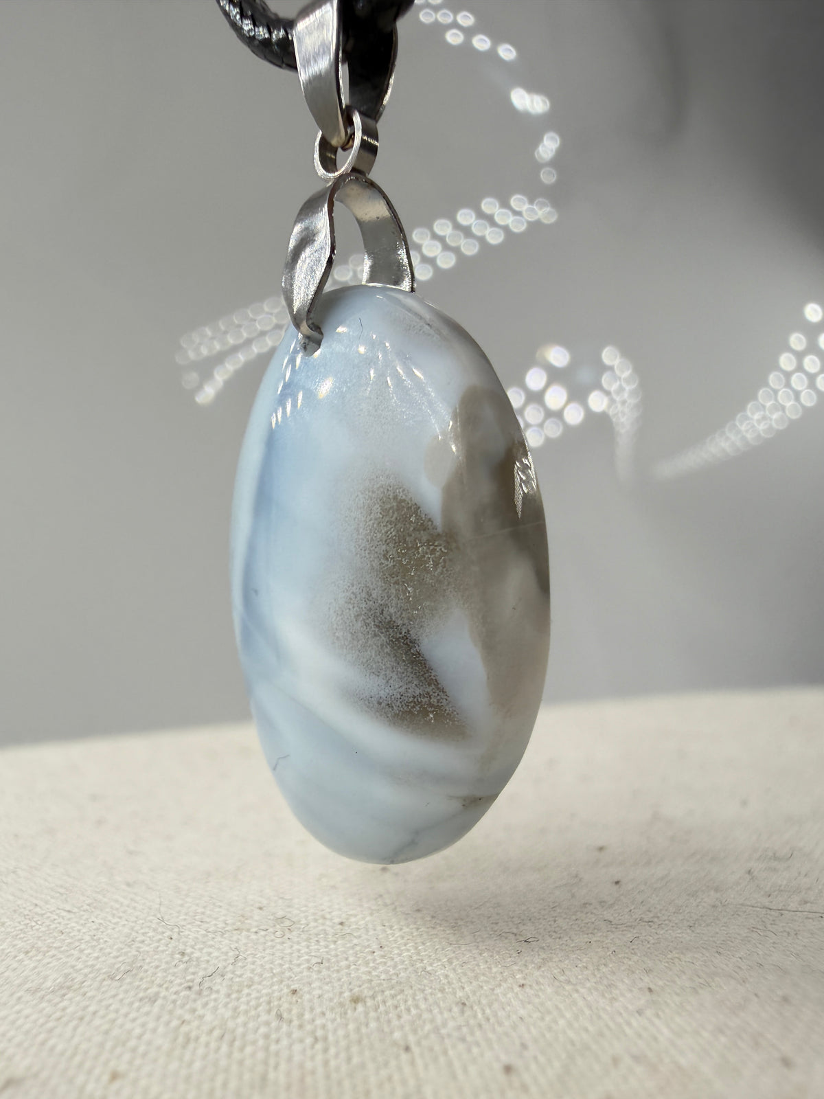Owyhee Opal Cabochon-Anhänger BA9 mit Edelstahl-Clip – milchig-blauer Naturstein