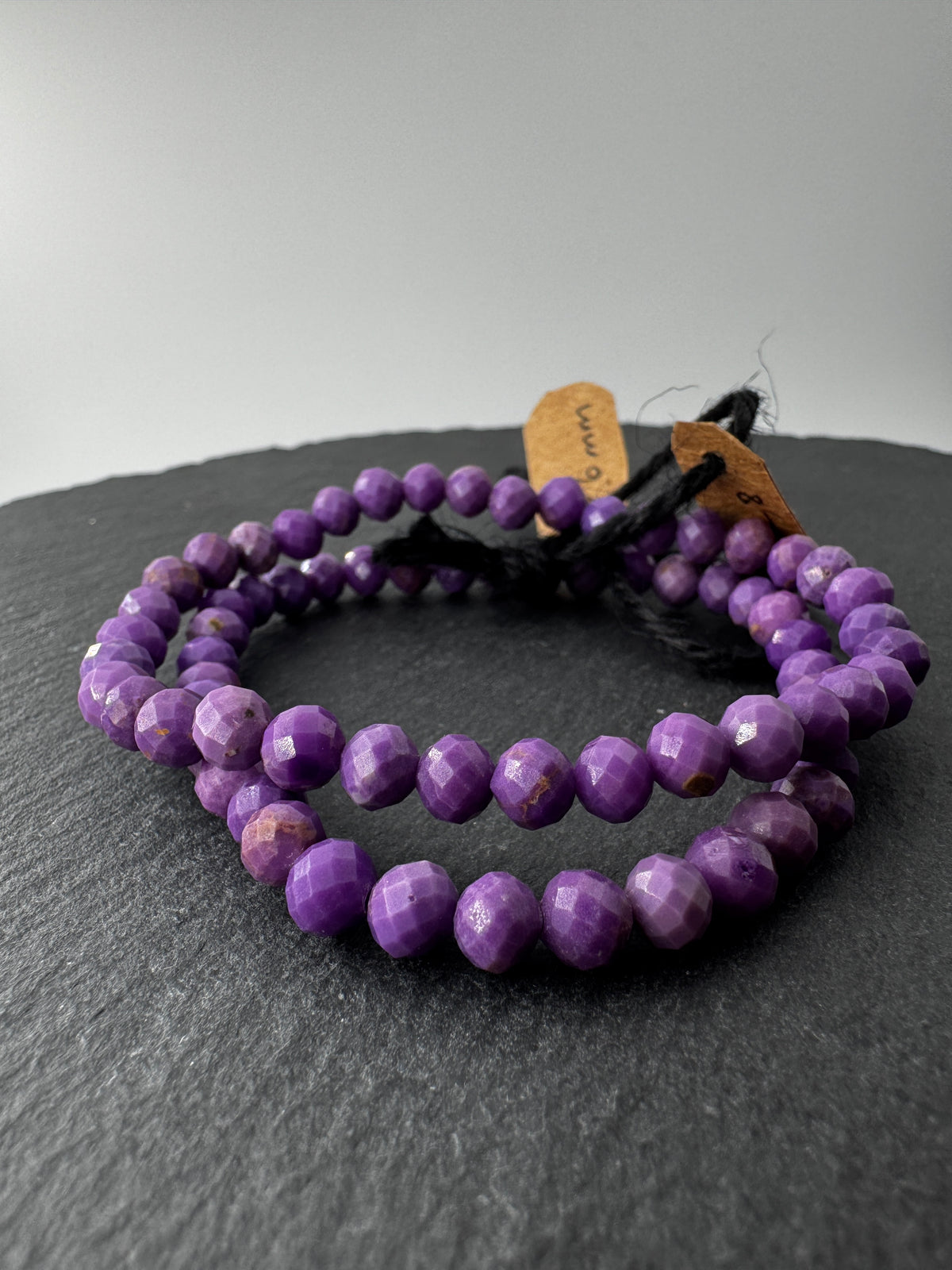 Armband aus facettiertem Phosphosiderit, 6-mm-Kugeln in Lavendel- bis Pflaumentönen, Umfang 19 cm – natürliche Farbvariationen sichtbar.