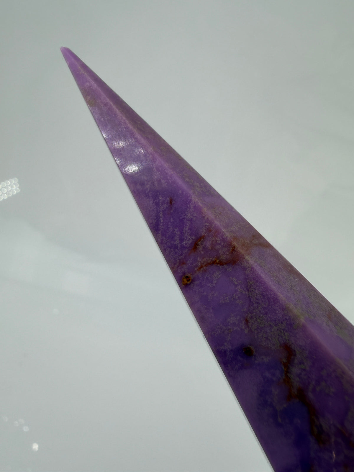 Eine stehende, perfekt facettierte Phosphosiderit-Spitze in kräftigem Violett mit dezenten, natürlichen Einschlüssen.