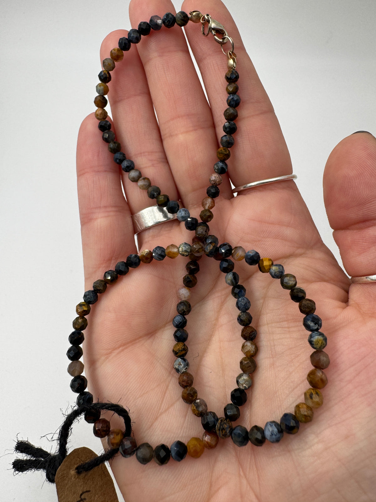 Kette aus facettierten Pietersit-Kugeln mit lebendigem Farbenspiel in Blau, Gold und Braun, erhältlich in 2 mm und 4 mm, 45 cm Länge mit Edelstahlverschluss.