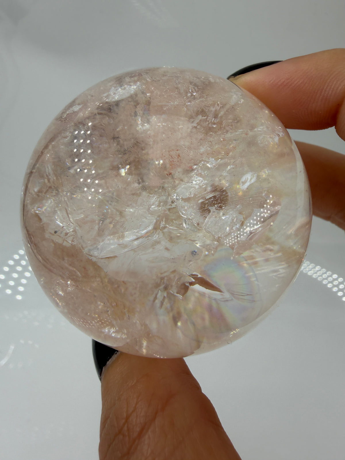 Pink Quarz Kugel HK245 aus Madagaskar – polierte Kugel mit zartem rosa-pinkem Farbton durch Hämatit-Einschlüsse, Ø 5,5 cm