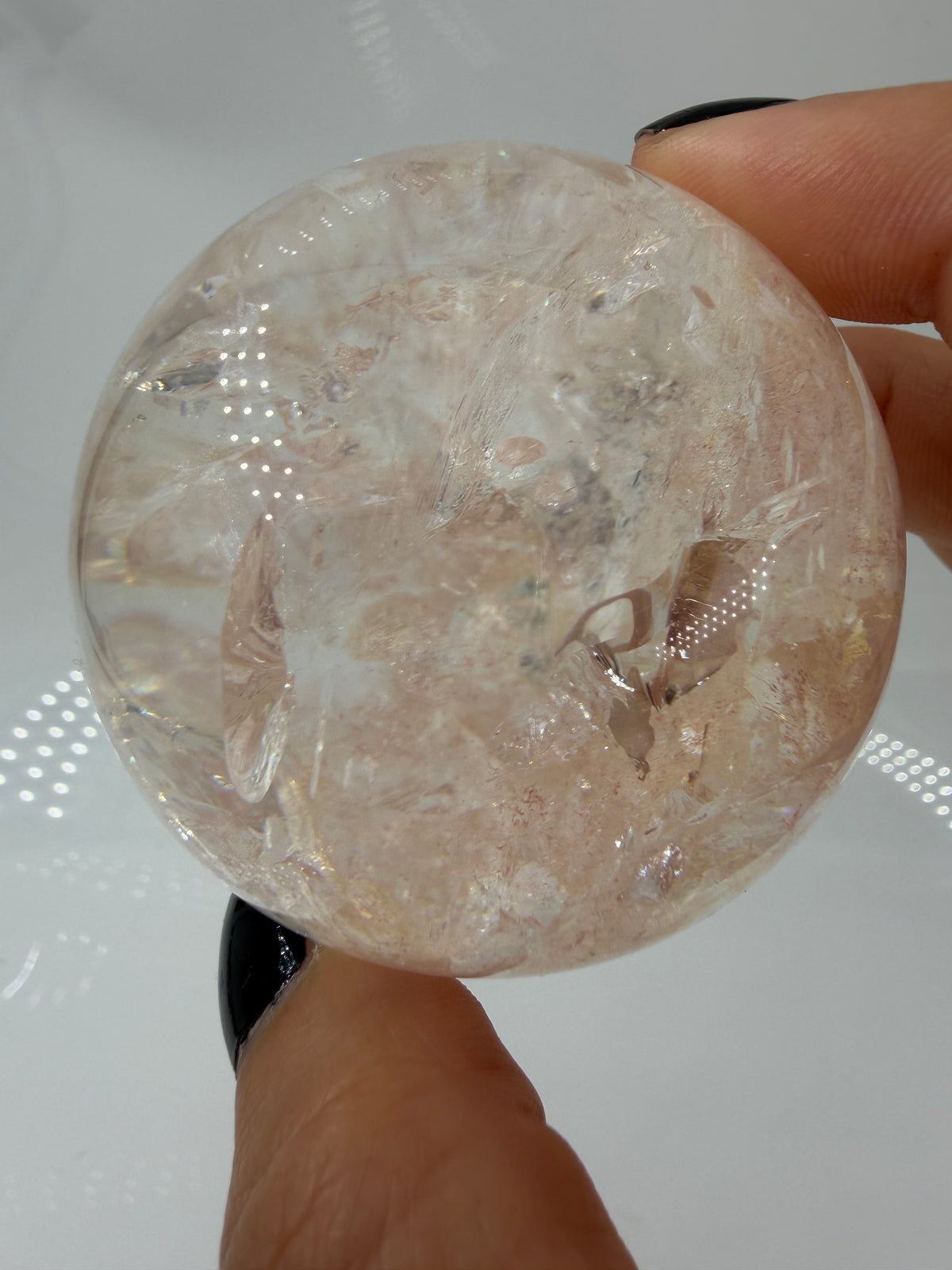 Pink Quarz Kugel HK245 aus Madagaskar – polierte Kugel mit zartem rosa-pinkem Farbton durch Hämatit-Einschlüsse, Ø 5,5 cm