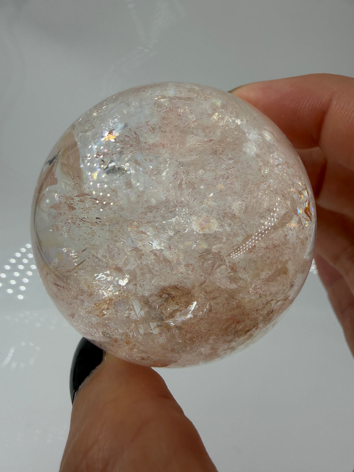 Pink Quarz Kugel HK245 aus Madagaskar – polierte Kugel mit zartem rosa-pinkem Farbton durch Hämatit-Einschlüsse, Ø 5,5 cm