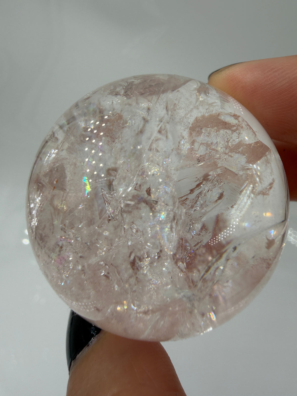 Pink Quarz Kugel PQ144 aus Madagaskar – polierte Kugel mit zartem rosa-pinkem Farbton durch Hämatit-Einschlüsse, Ø 4,3 cm