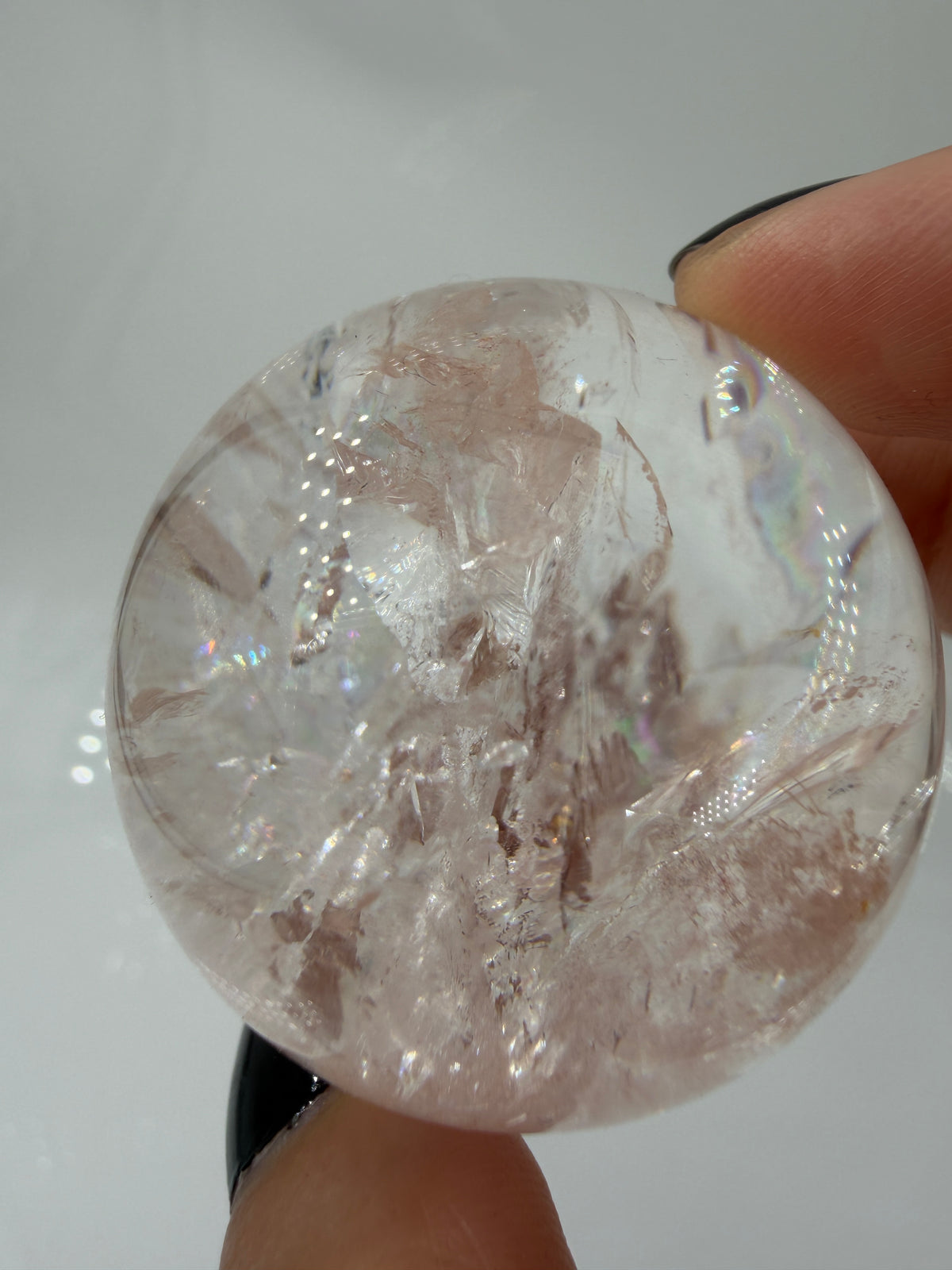 Pink Quarz Kugel PQ144 aus Madagaskar – polierte Kugel mit zartem rosa-pinkem Farbton durch Hämatit-Einschlüsse, Ø 4,3 cm