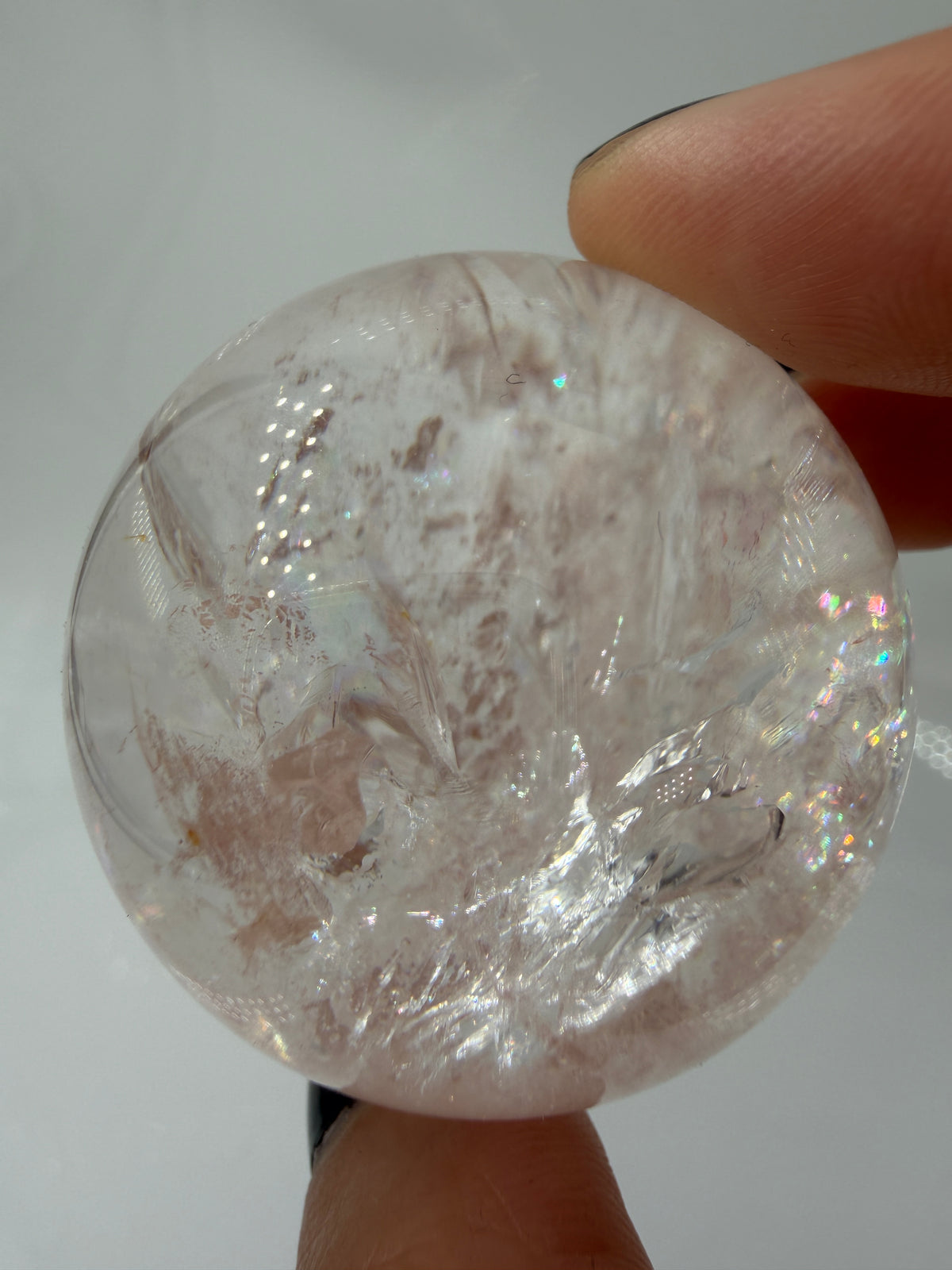 Pink Quarz Kugel PQ144 aus Madagaskar – polierte Kugel mit zartem rosa-pinkem Farbton durch Hämatit-Einschlüsse, Ø 4,3 cm