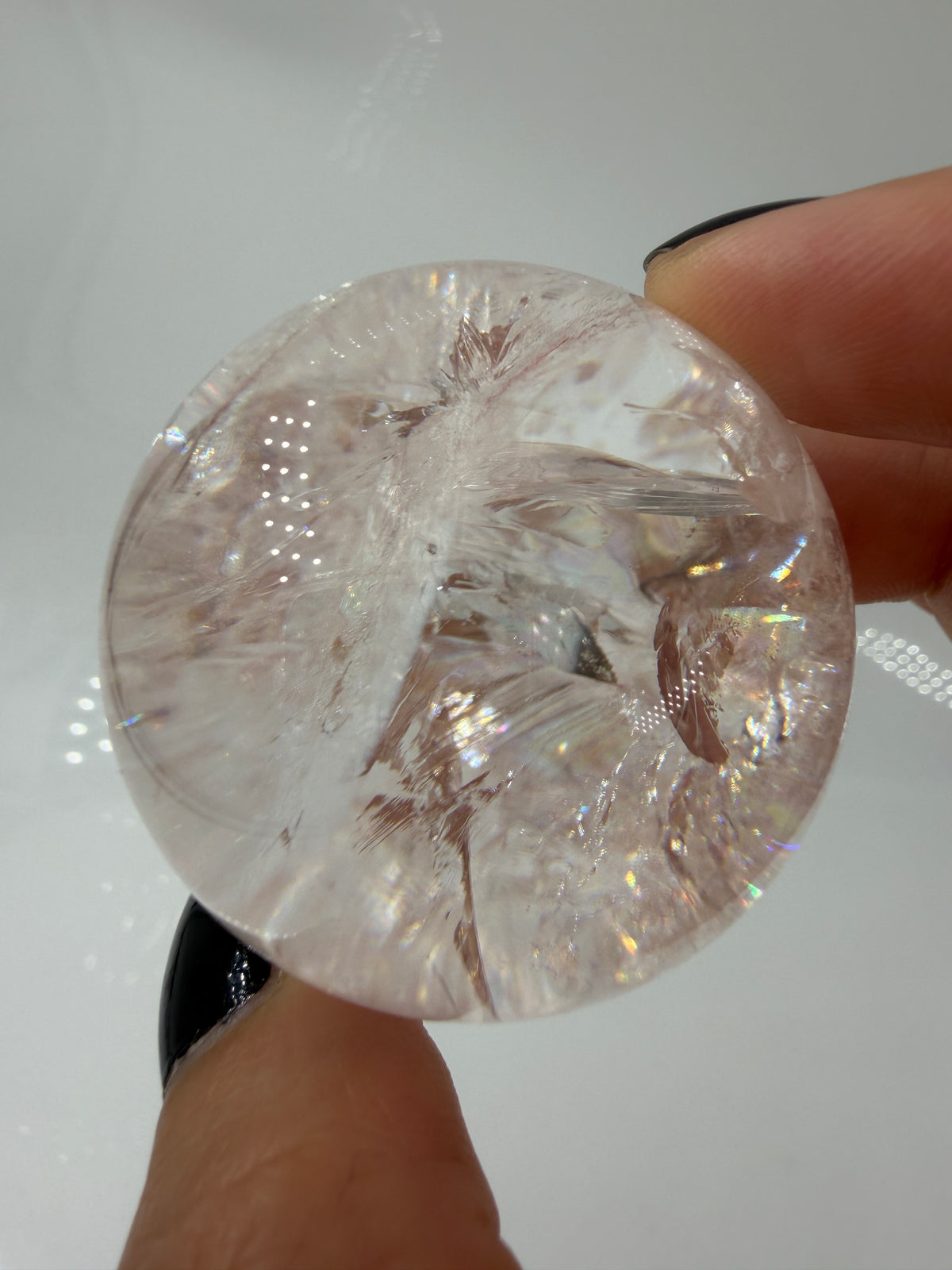 Pink Quarz Kugel PQ153 aus Madagaskar – polierte Kugel mit zartem rosa-pinkem Farbton durch Hämatit-Einschlüsse, Ø 4,4 cm