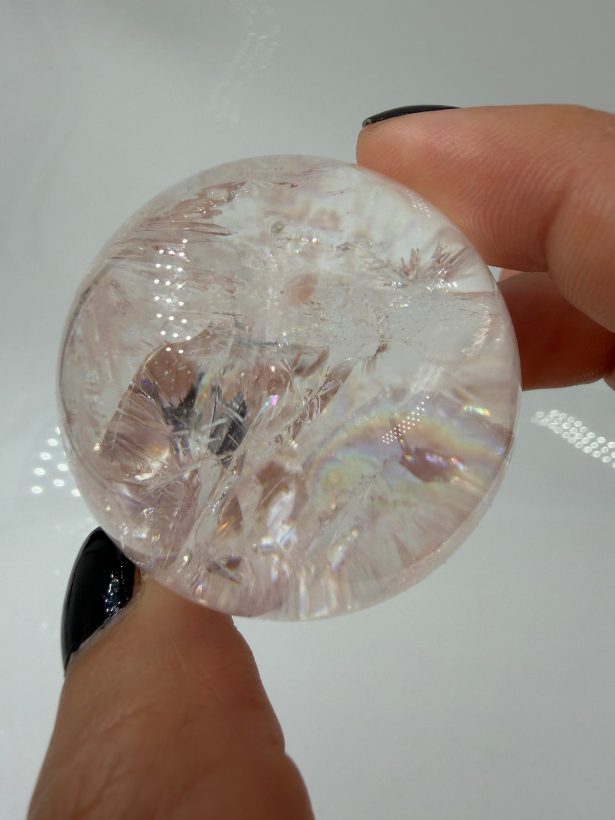 Pink Quarz Kugel PQ153 aus Madagaskar – polierte Kugel mit zartem rosa-pinkem Farbton durch Hämatit-Einschlüsse, Ø 4,4 cm