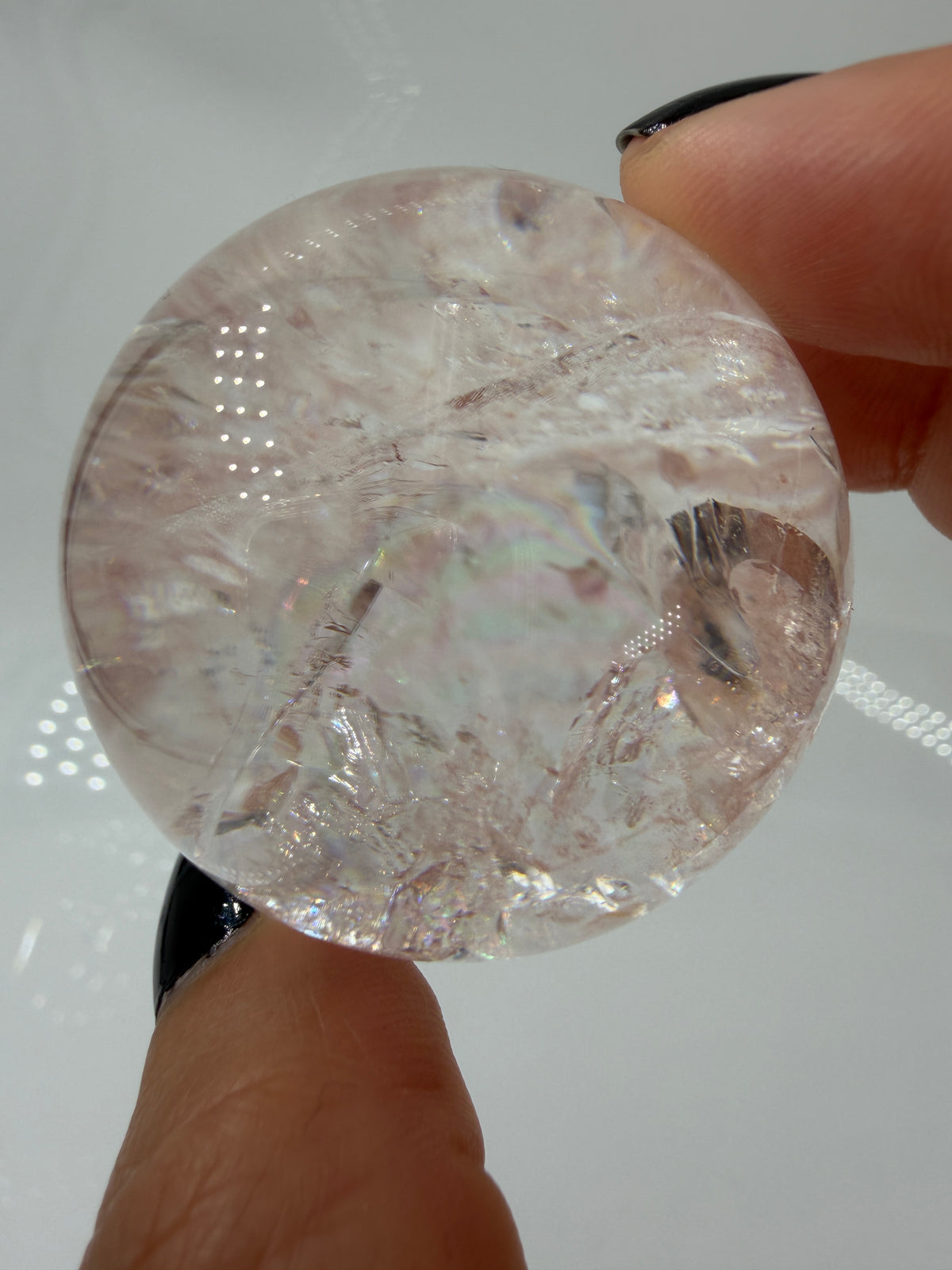 Pink Quarz Kugel PQ153 aus Madagaskar – polierte Kugel mit zartem rosa-pinkem Farbton durch Hämatit-Einschlüsse, Ø 4,4 cm