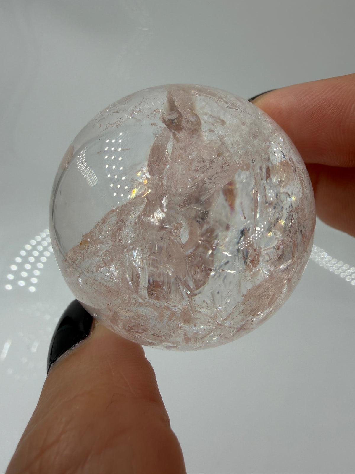 Pink Quarz Kugel PQ153 aus Madagaskar – polierte Kugel mit zartem rosa-pinkem Farbton durch Hämatit-Einschlüsse, Ø 4,4 cm