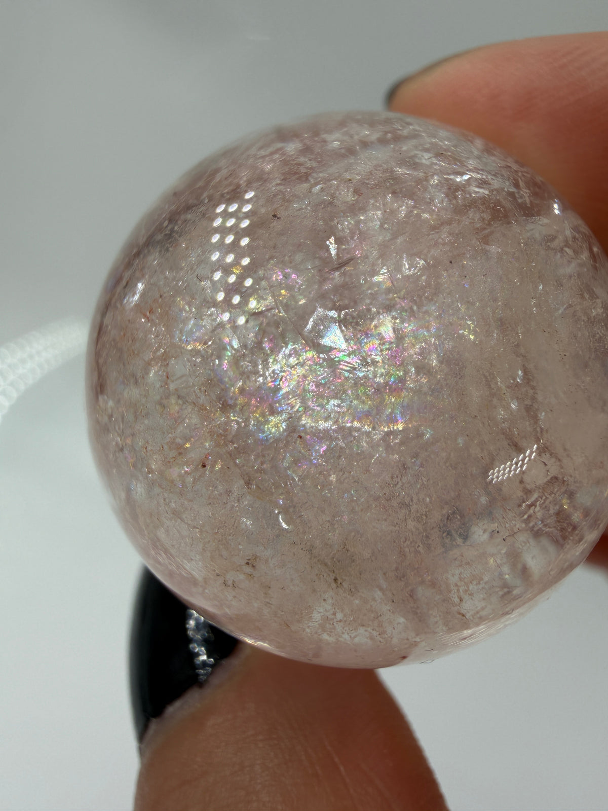 Pink Quarz Kugel PQ59 aus Madagaskar – polierte Kugel mit zartem rosa-pinkem Farbton durch Hämatit-Einschlüsse, Ø 3,1 cm
