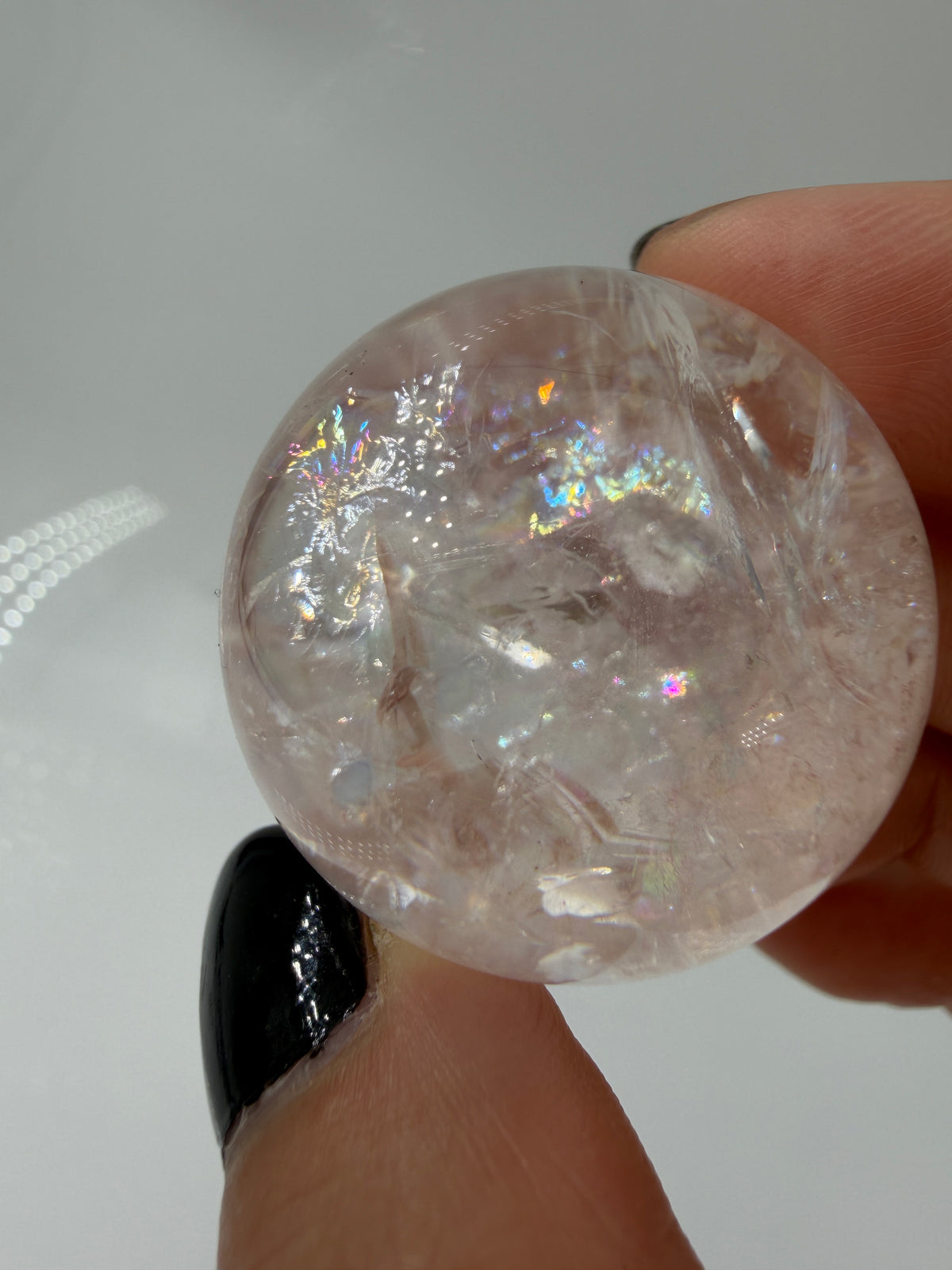 Pink Quarz Kugel PQ59 aus Madagaskar – polierte Kugel mit zartem rosa-pinkem Farbton durch Hämatit-Einschlüsse, Ø 3,1 cm