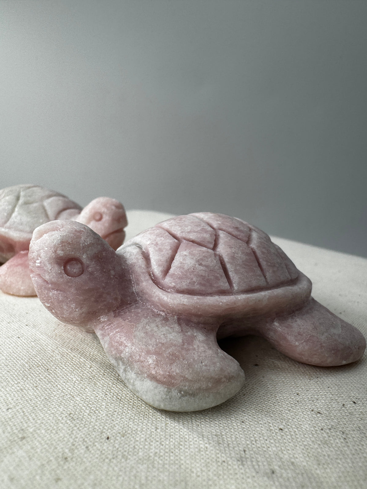 Handgeschliffene Schildkröte aus pinkem Opal PO19 mit samtiger Textur.