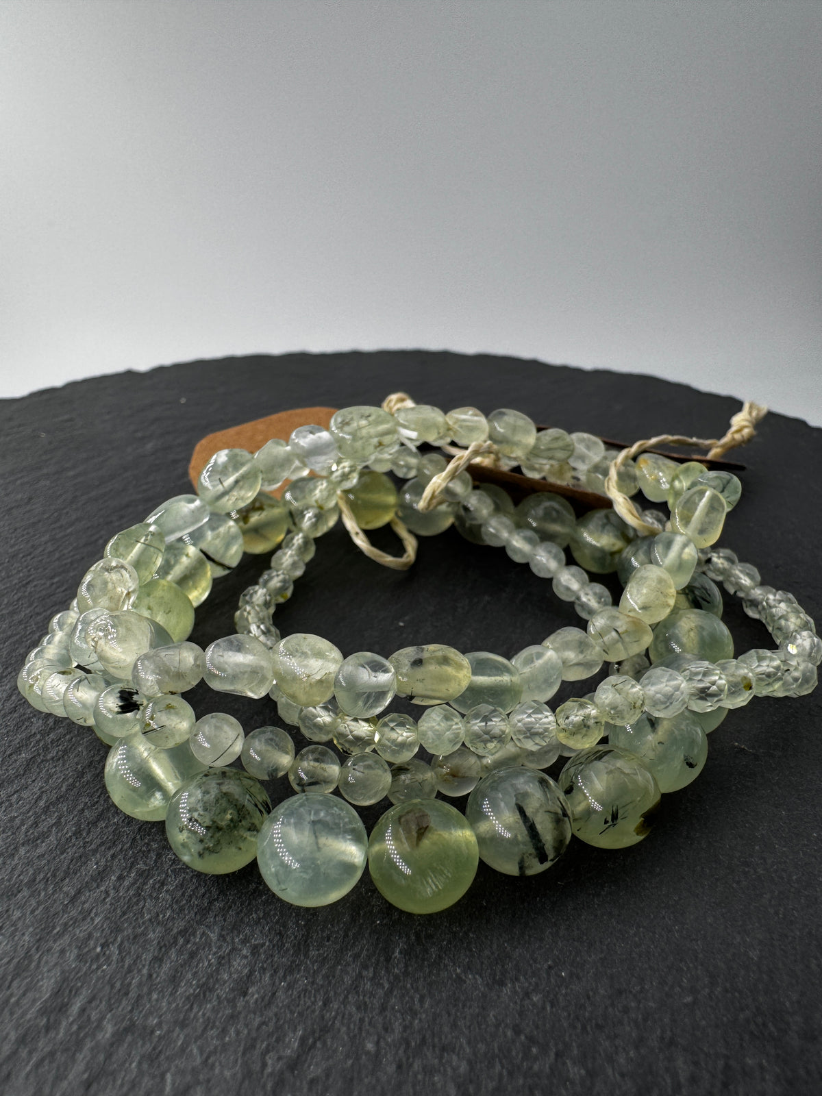 Prehnit Armband, Umfang 19 cm – mintgrünes Phyllosilikat, transluzent, Naturprodukt.