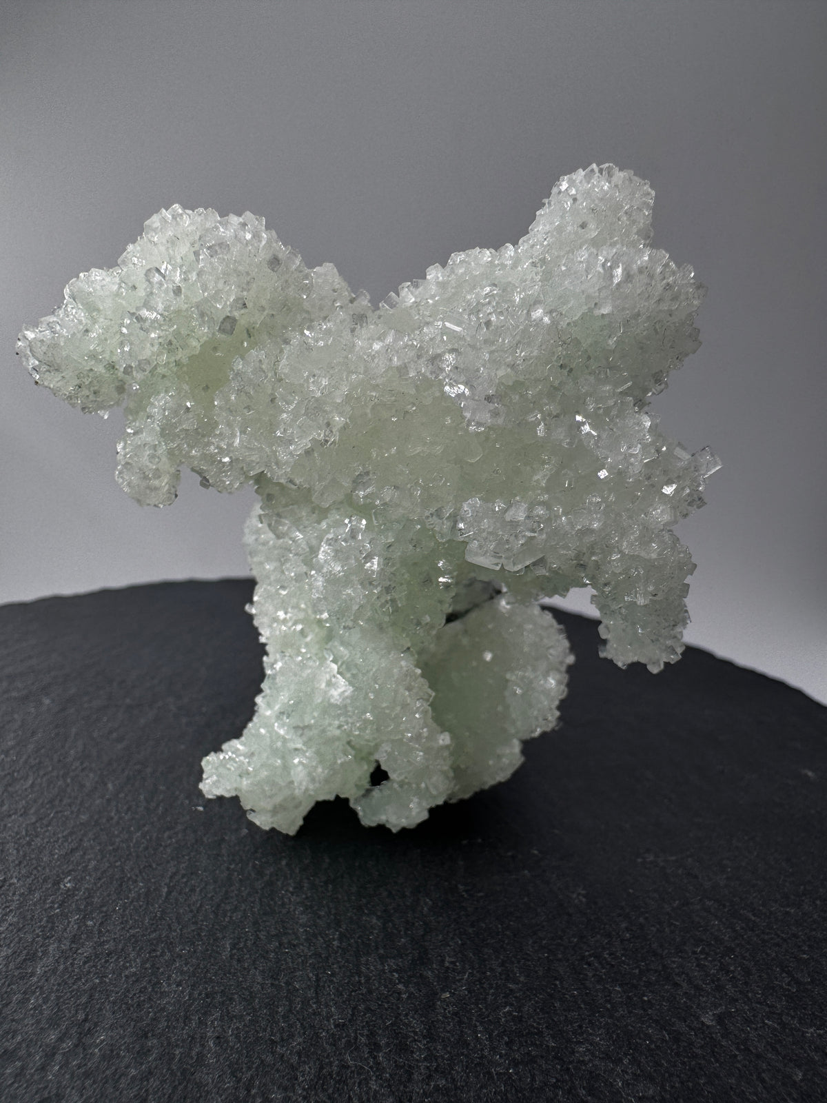 Prehnit P89 pseudomorph nach Laumontit, 9 × 8 × 6 cm, Indien – seltene Pseudomorphose mit prismatischer Laumontit-Kristallform, Sammlerstück
