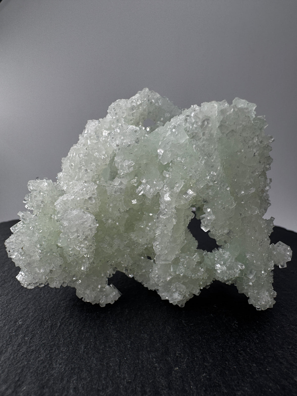 Prehnit P89 pseudomorph nach Laumontit, 9 × 8 × 6 cm, Indien – seltene Pseudomorphose mit prismatischer Laumontit-Kristallform, Sammlerstück
