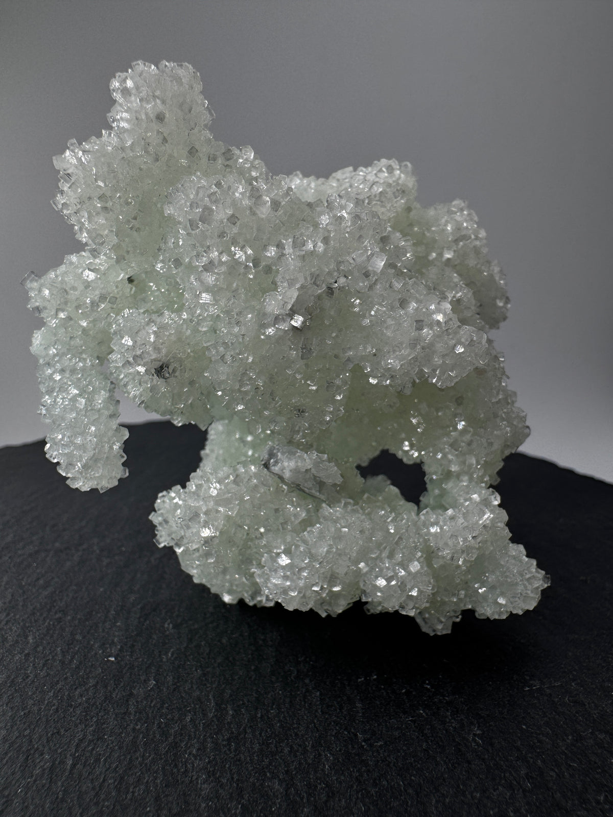 Prehnit P89 pseudomorph nach Laumontit, 9 × 8 × 6 cm, Indien – seltene Pseudomorphose mit prismatischer Laumontit-Kristallform, Sammlerstück
