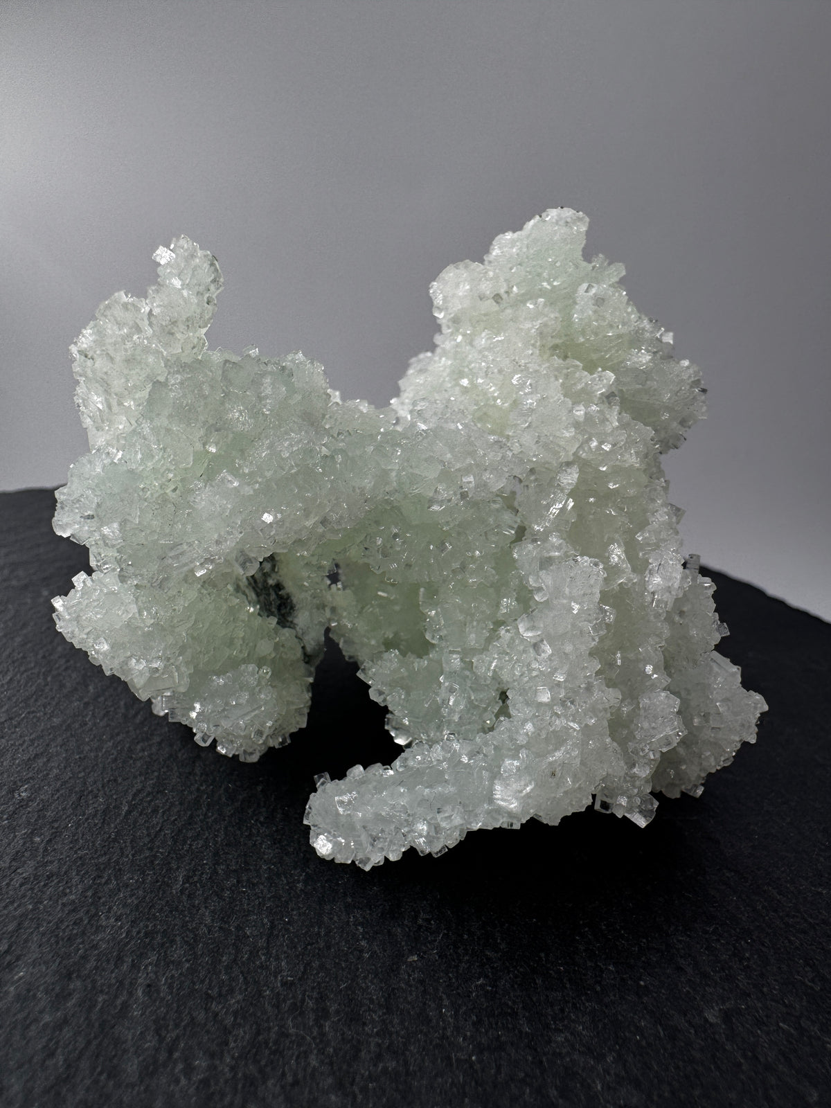 Prehnit P89 pseudomorph nach Laumontit, 9 × 8 × 6 cm, Indien – seltene Pseudomorphose mit prismatischer Laumontit-Kristallform, Sammlerstück