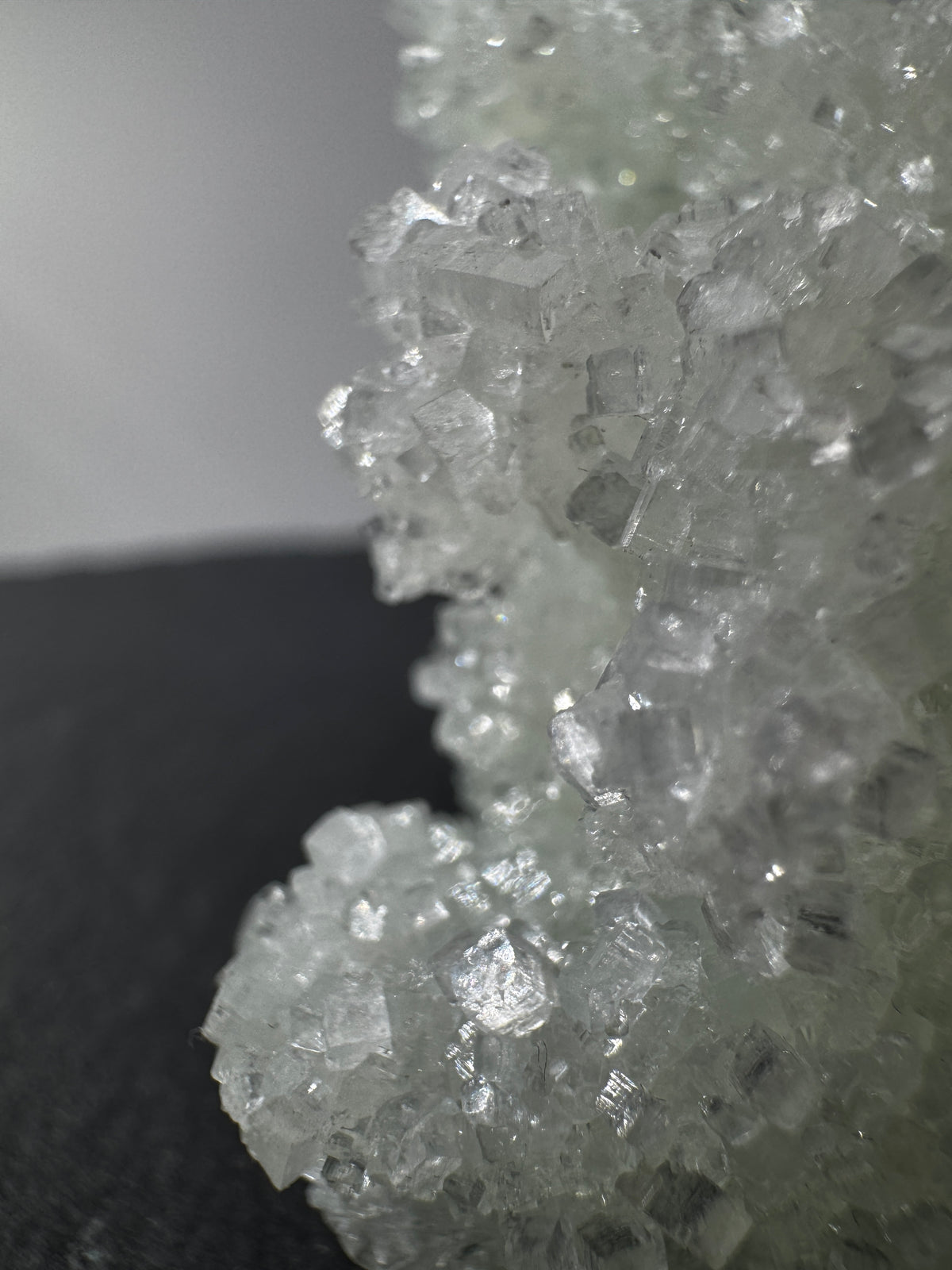 Prehnit P89 pseudomorph nach Laumontit, 9 × 8 × 6 cm, Indien – seltene Pseudomorphose mit prismatischer Laumontit-Kristallform, Sammlerstück