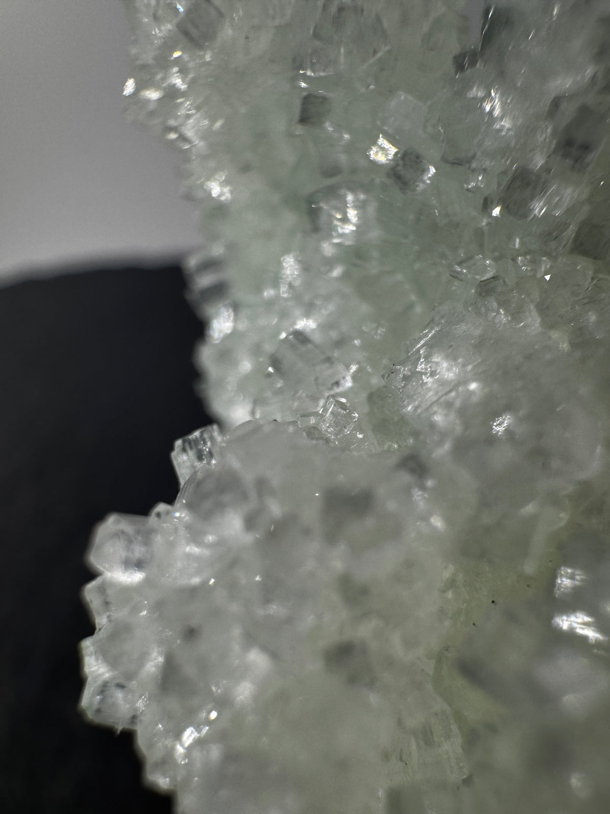 Prehnit P89 pseudomorph nach Laumontit, 9 × 8 × 6 cm, Indien – seltene Pseudomorphose mit prismatischer Laumontit-Kristallform, Sammlerstück
