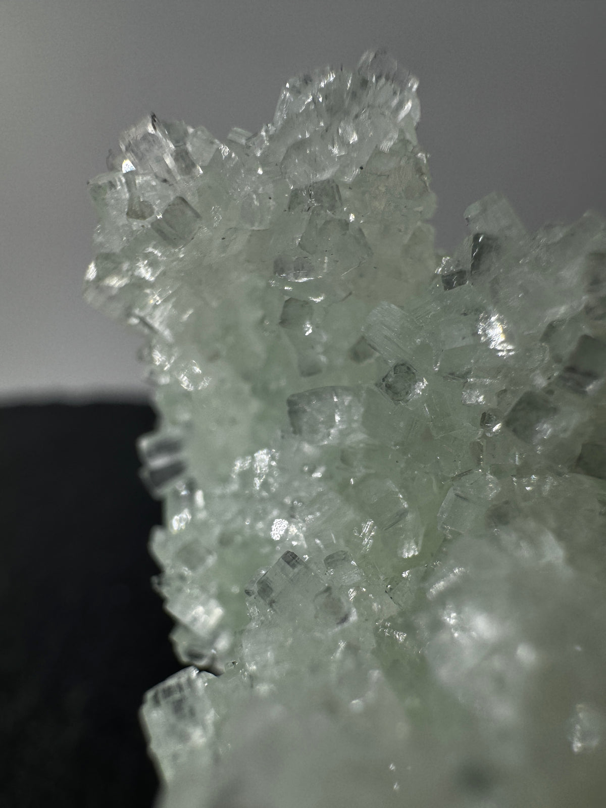 Prehnit P89 pseudomorph nach Laumontit, 9 × 8 × 6 cm, Indien – seltene Pseudomorphose mit prismatischer Laumontit-Kristallform, Sammlerstück