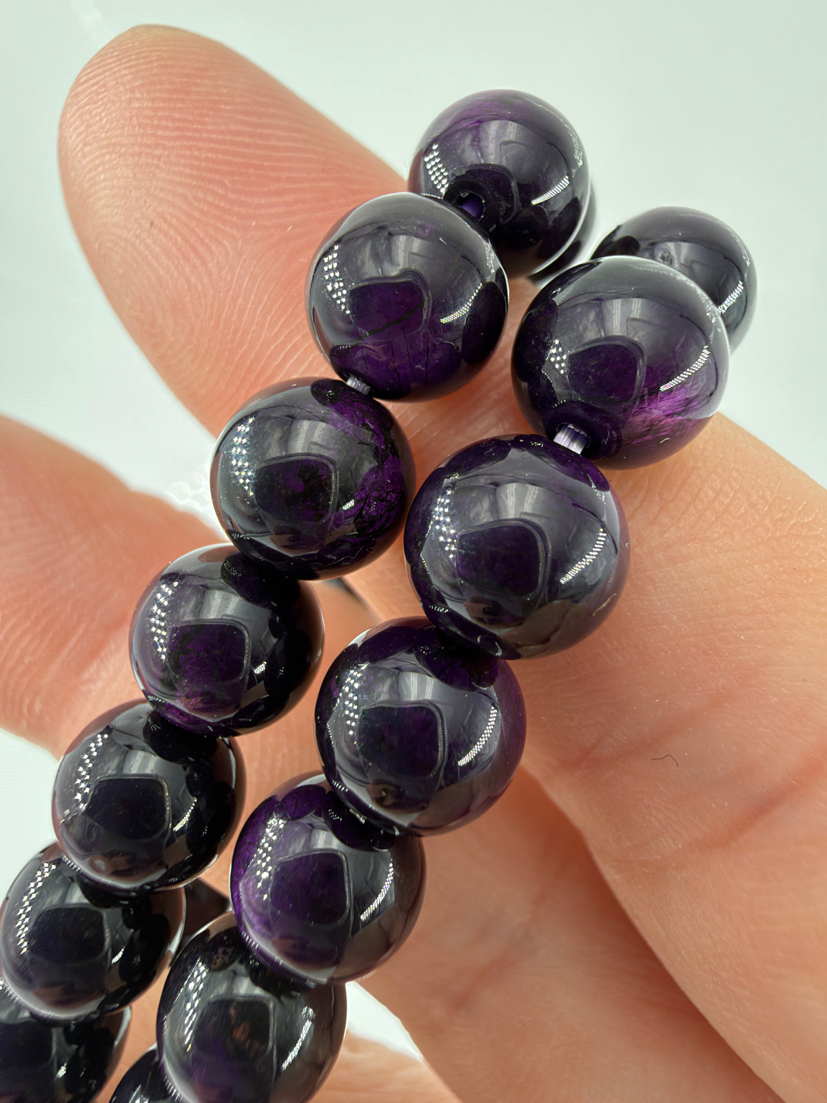 Purpurit-Armbänder PP34 mit glänzenden, dunkelvioletten Kugelperlen
