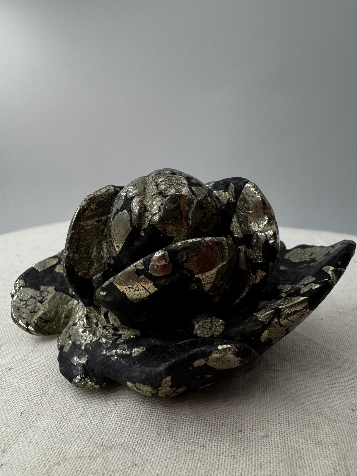 Handgefertigte Blume aus Pyrit mit metallischem Goldglanz, 8,3 × 5,2 × 4,5 cm.