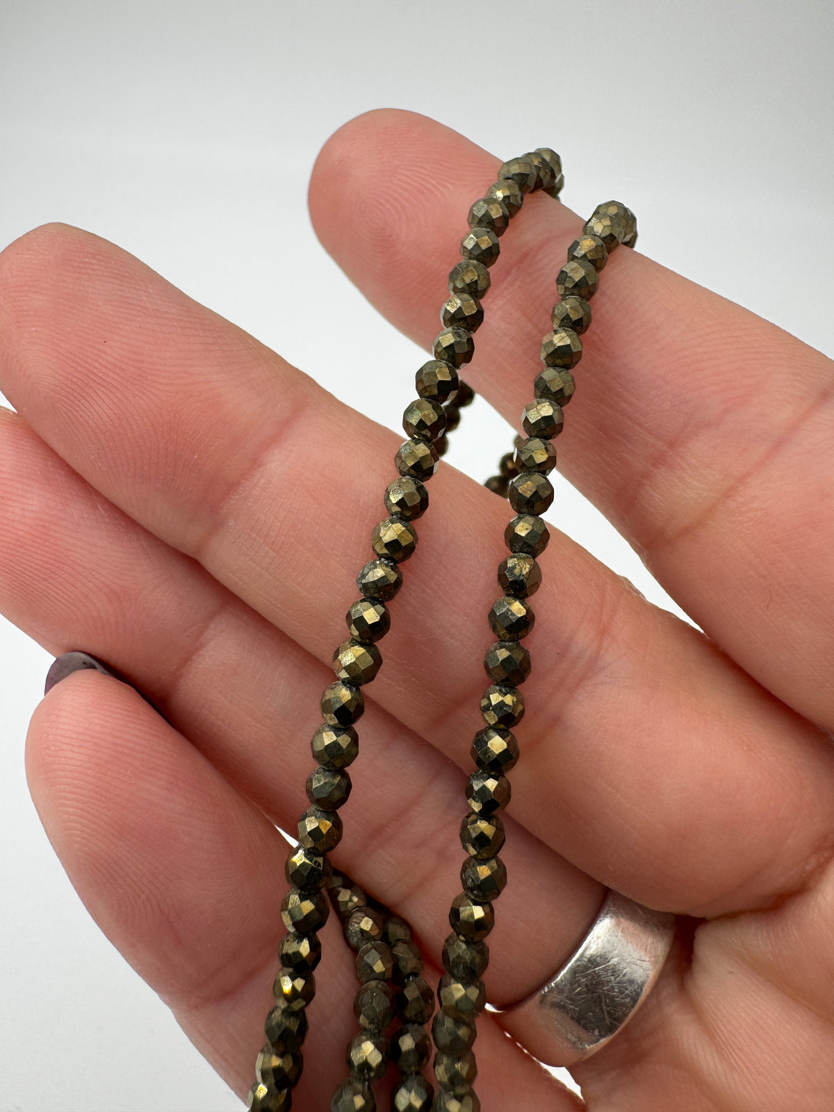 Kette aus facettierten Pyrit-Kugeln PK24, 3 mm Kugeldurchmesser, 45 cm Länge, mit goldenem metallischen Glanz und Edelstahlverschluss.