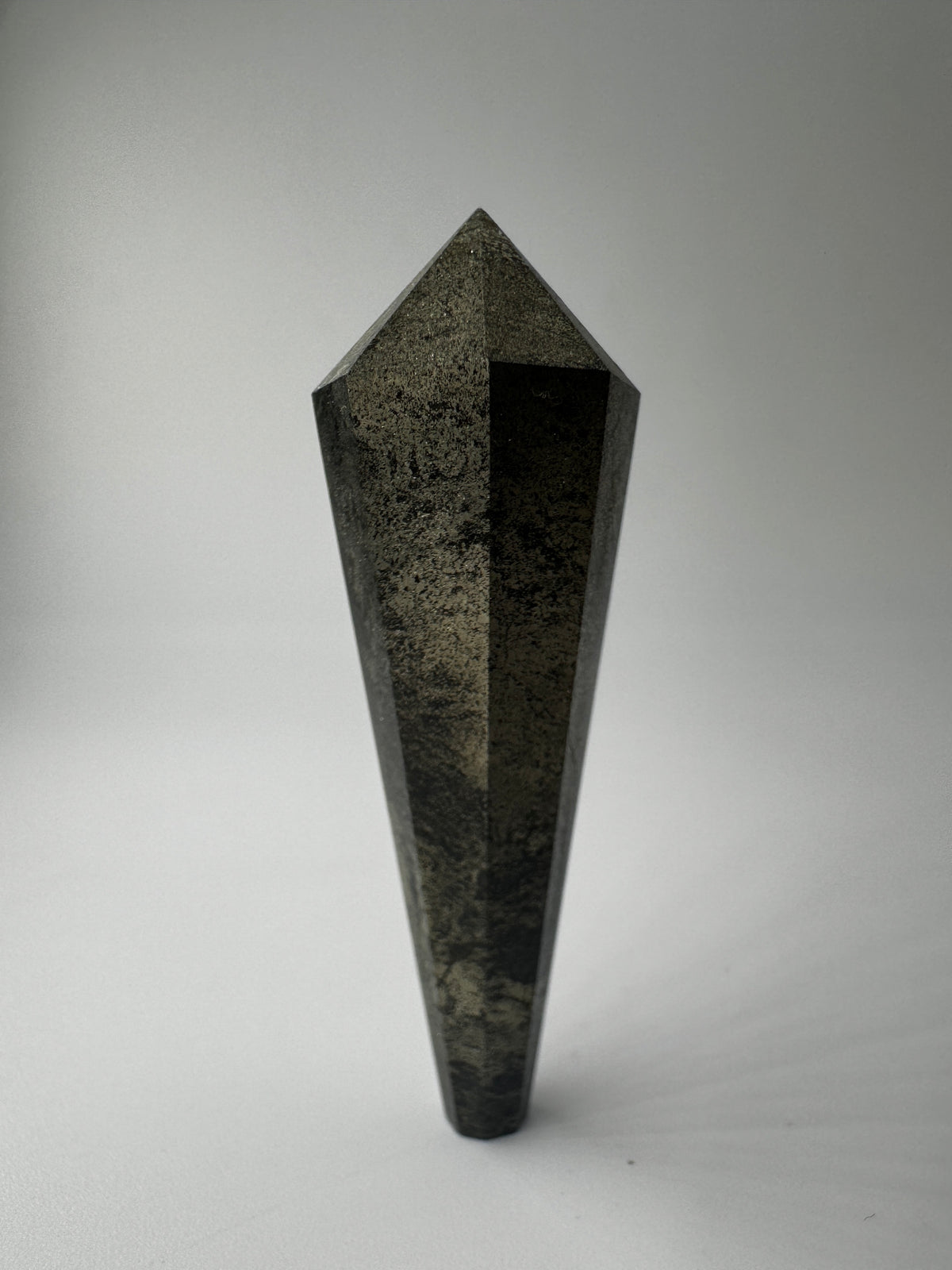 Pyrit-Zepter mit metallischem Goldglanz und seltener Zeptermorphologie, 5,6 × 1,7 cm.