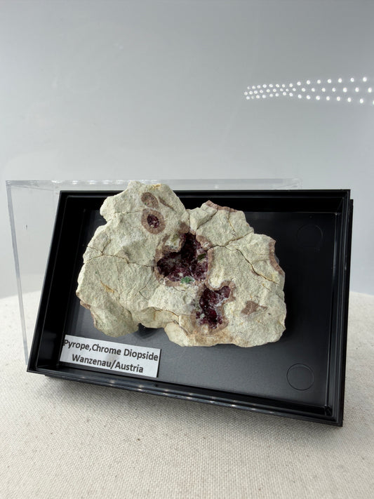 Kontrastreiches Cluster aus rotem Pyrop und grünem Chromdiopsid aus der Wanzenau, Österreich.