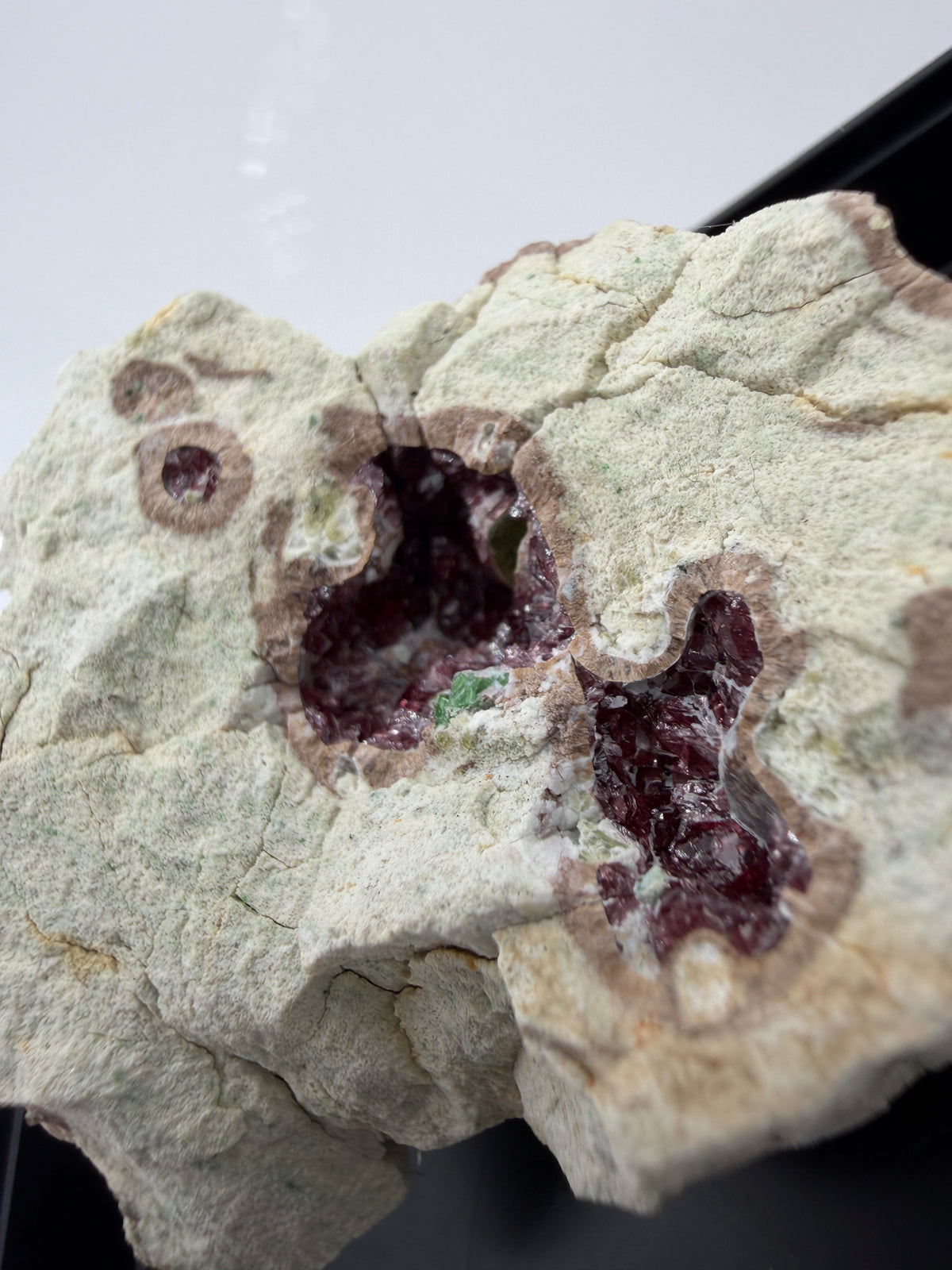 Kontrastreiches Cluster aus rotem Pyrop und grünem Chromdiopsid aus der Wanzenau, Österreich.