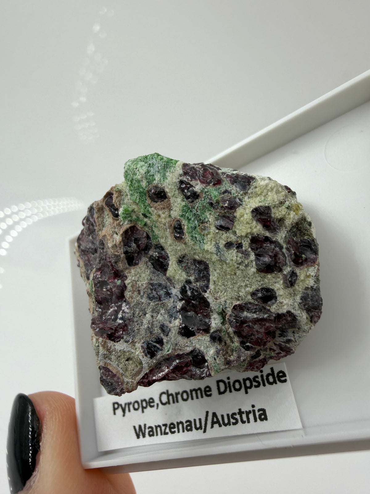 Kontrastreiches Cluster aus rotem Pyrop und grünem Chromdiopsid aus der Wanzenau, Österreich.