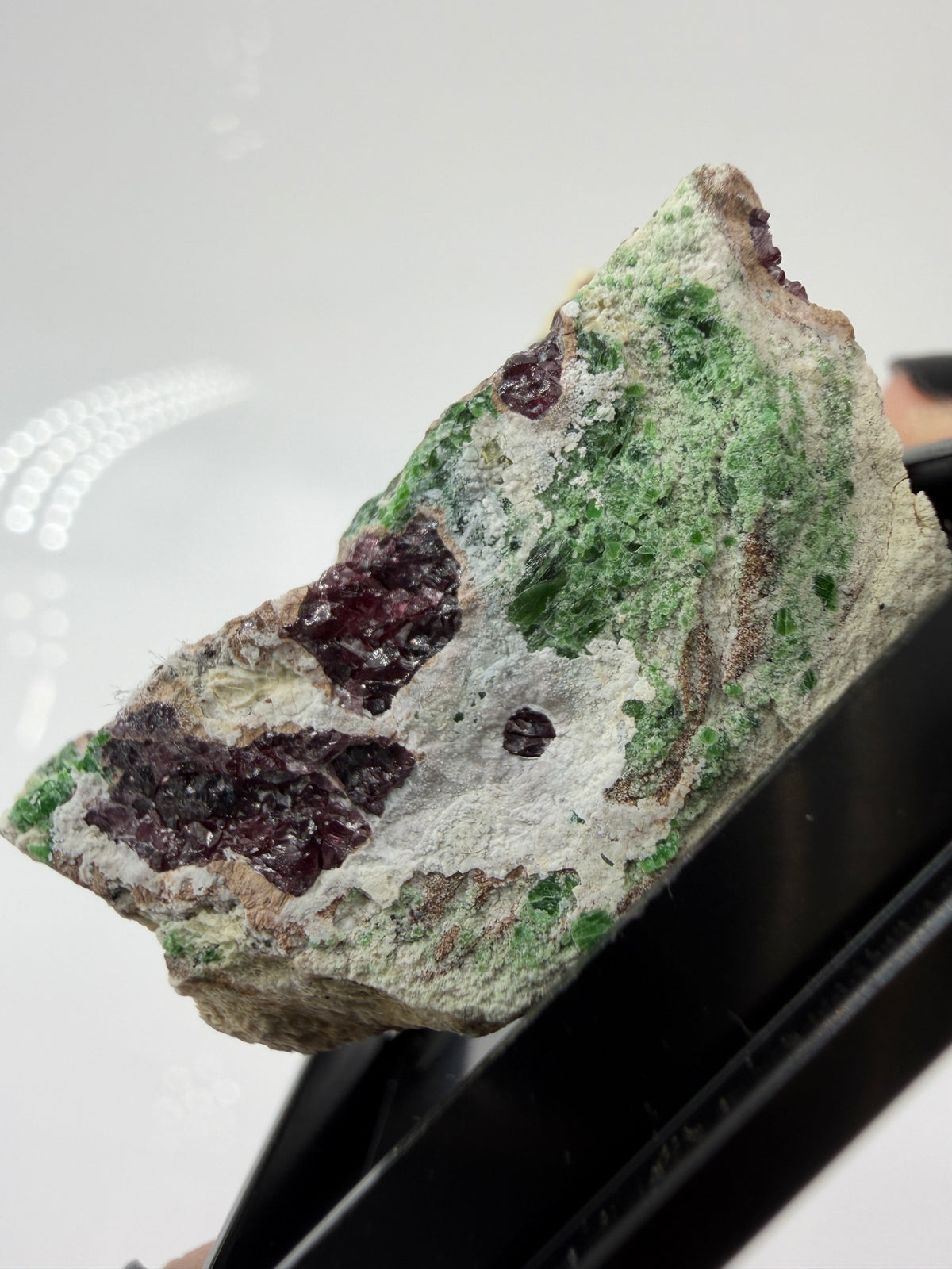 Kontrastreiches Cluster aus rotem Pyrop und grünem Chromdiopsid aus der Wanzenau, Österreich.