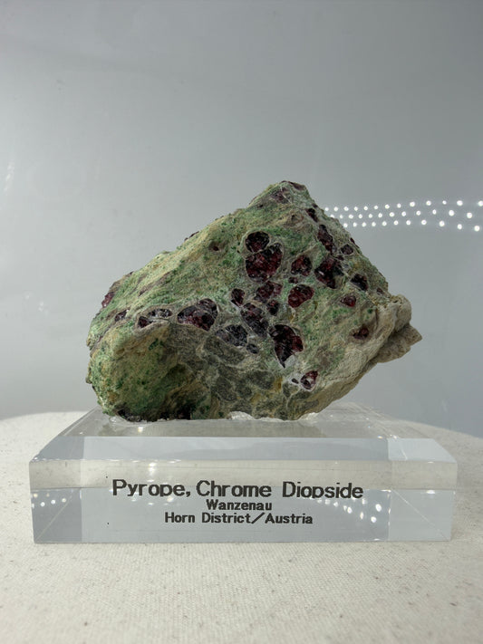 Kontrastreiches Cluster aus rotem Pyrop und grünem Chromdiopsid aus der Wanzenau, Österreich.