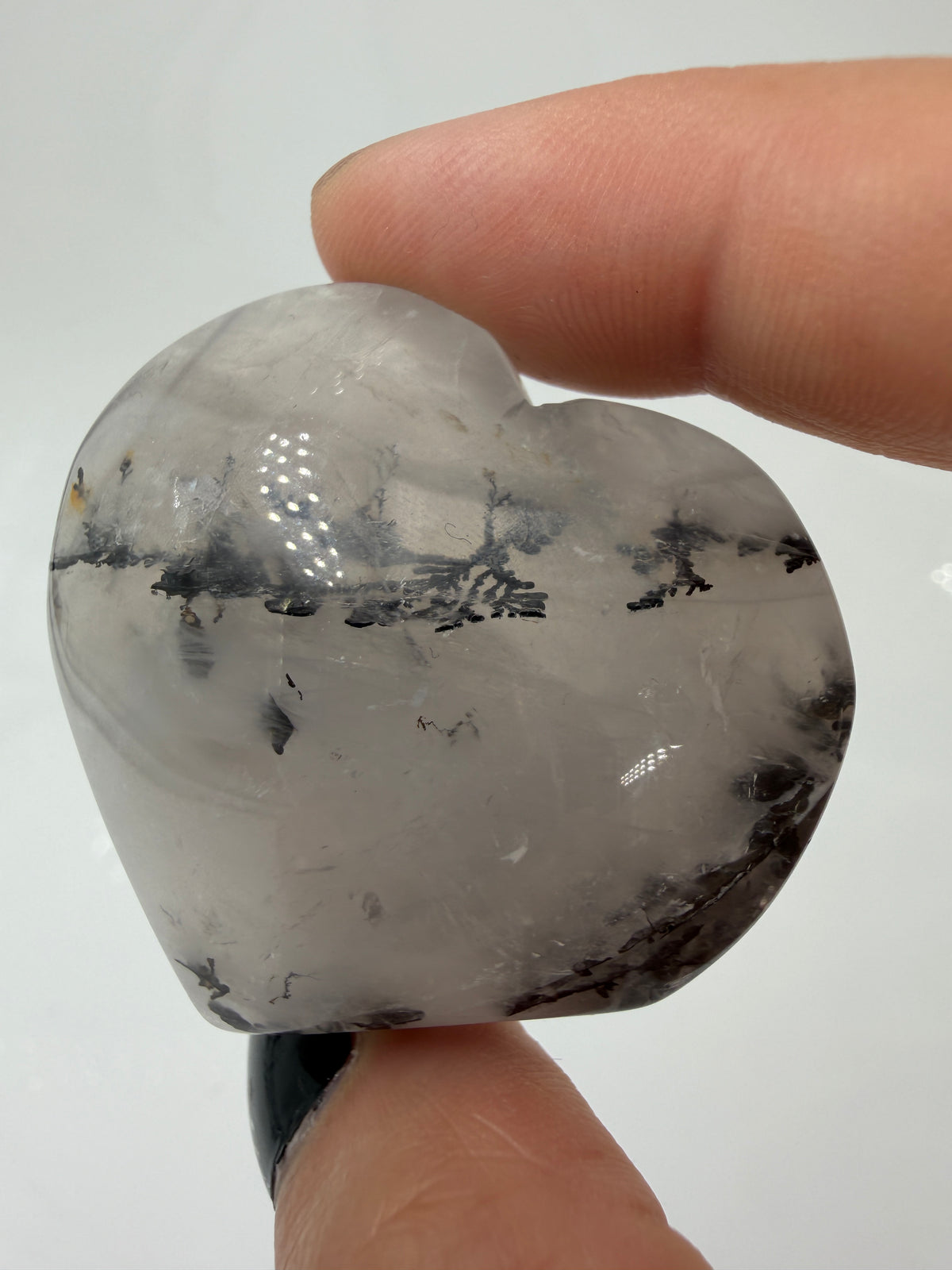 Quarz-Dendriten-Herz DQ44 – herzförmiger Quarz mit feinen baumförmigen Dendriten, 4,4 × 4,1 × 2,2 cm