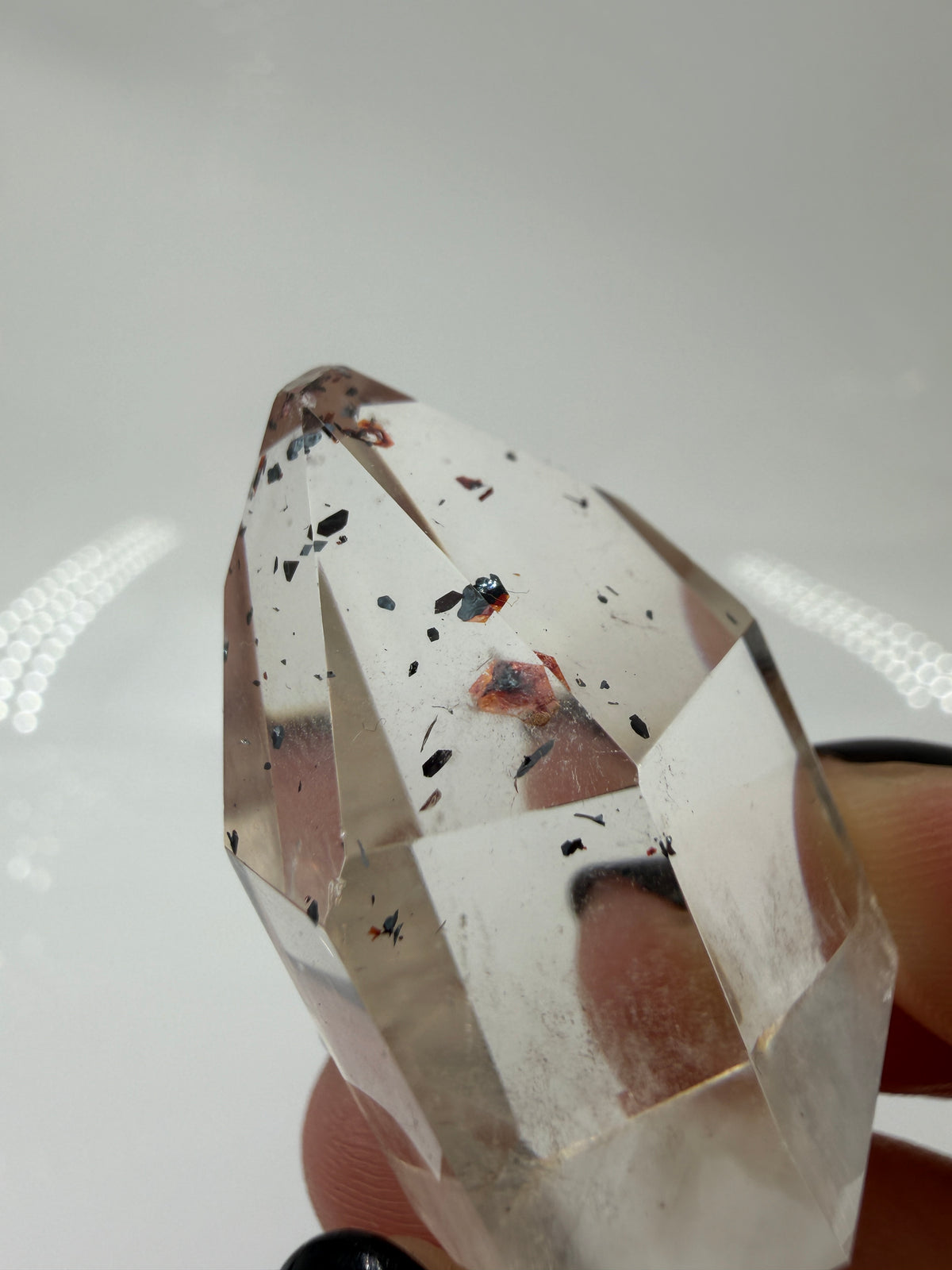 Quarz Spitze mit Hämatit-Plättchen QH12, 3,5 cm Höhe, mit silbrig glänzenden Hämatit-Einschlüssen im transparenten Quarz.
