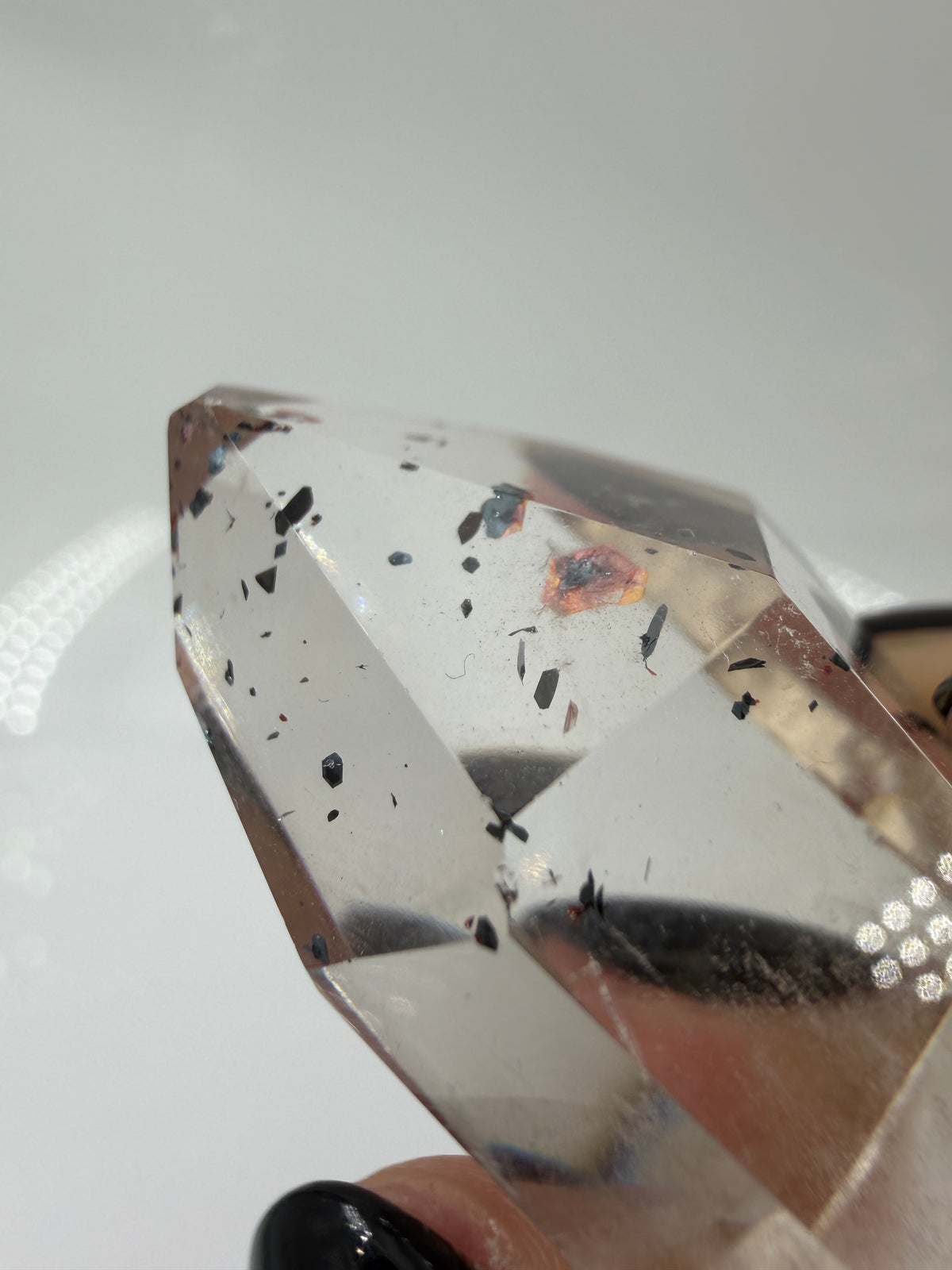 Quarz Spitze mit Hämatit-Plättchen QH12, 3,5 cm Höhe, mit silbrig glänzenden Hämatit-Einschlüssen im transparenten Quarz.