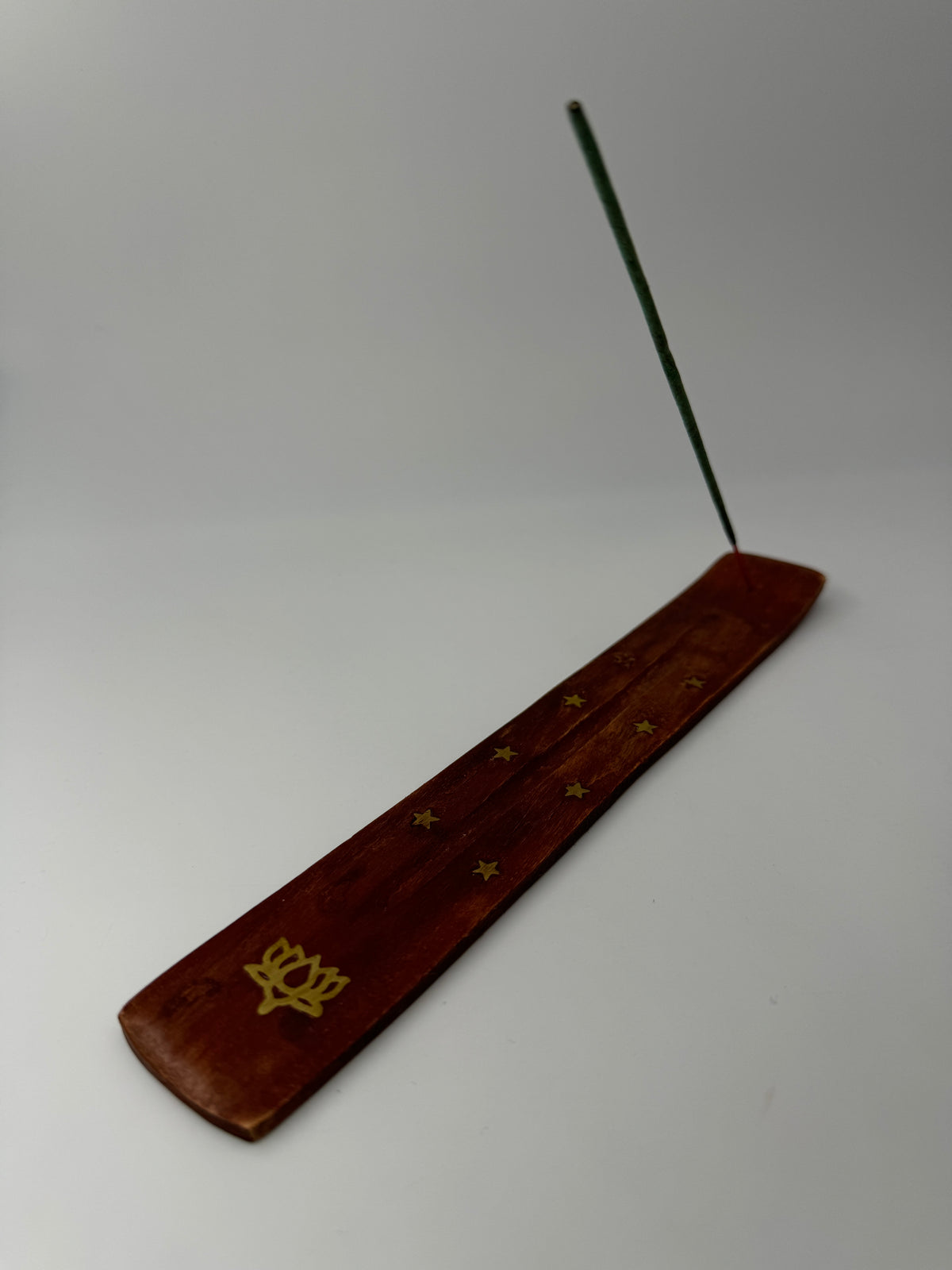 Räucherstäbchenhalter aus Holz mit Lotusblume-Motiv
