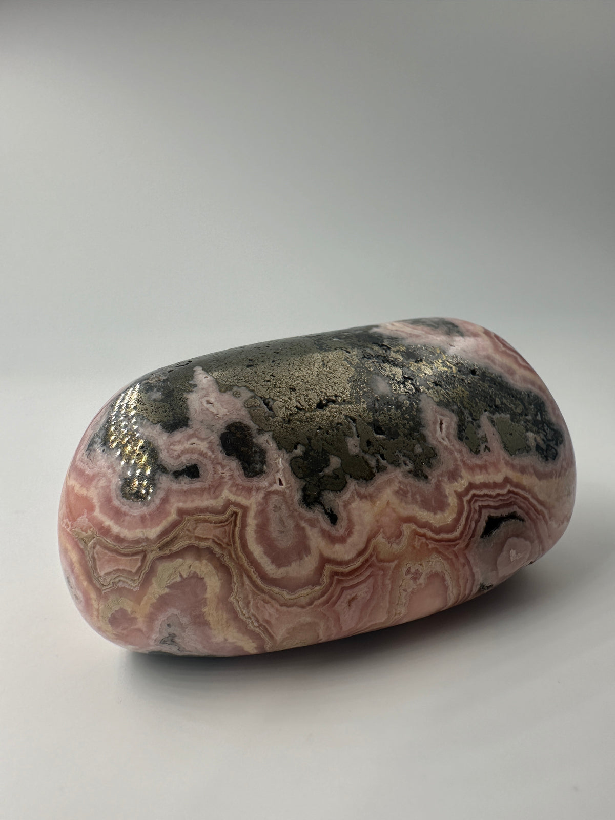 Rhodochrosit Freiform RFD160, 6,4×5 cm, poliert, mit charakteristischer konzentrischer Rosarosa-Bänderung 