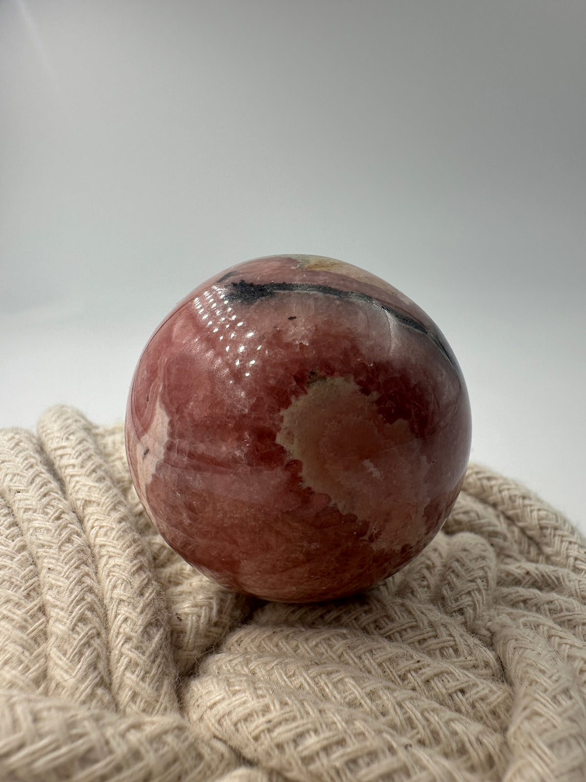 Rhodochrosit Kugel RA120, Ø 4 cm, mit leuchtender konzentrischer Rosarosa-Bänderung