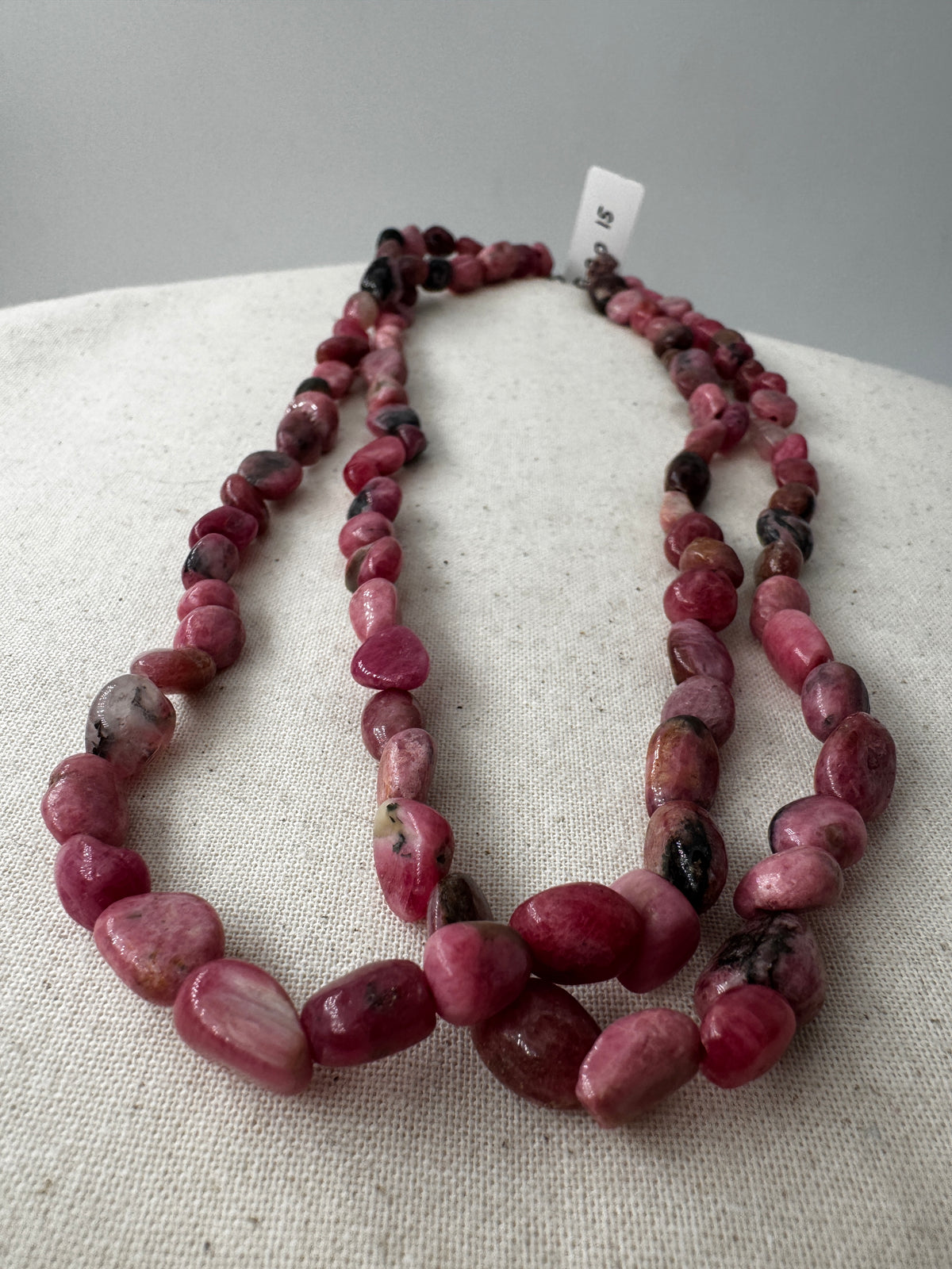Rhodonit-Kette mit rosa Stein und schwarzen Mangan­oxid-Adern.