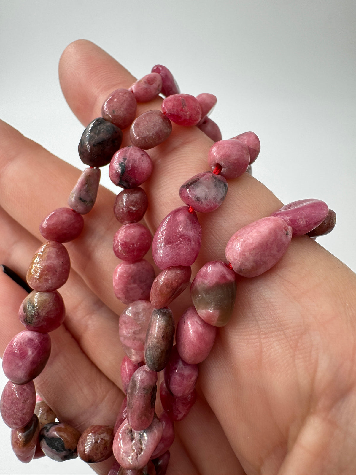 Rhodonit-Kette mit rosa Stein und schwarzen Mangan­oxid-Adern.