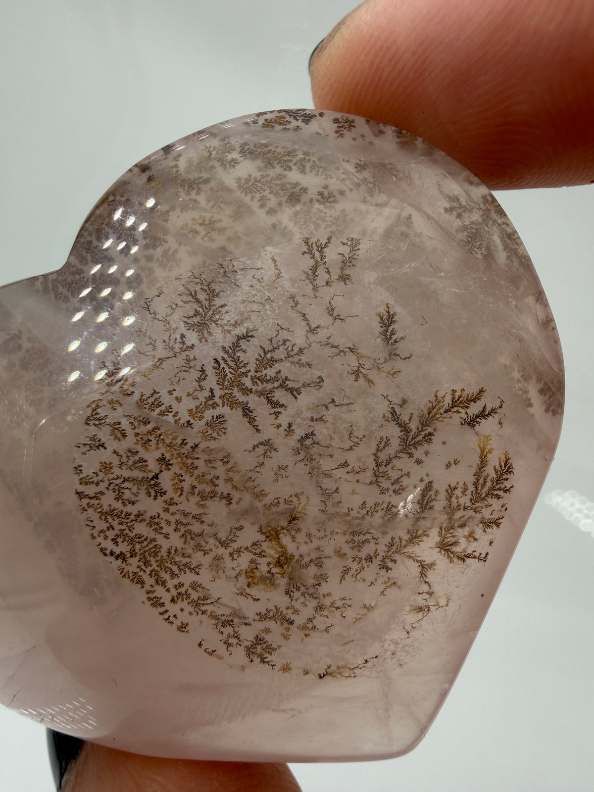 Rosenquarz-Dendriten-Herz DQ49 – herzförmiger Rosenquarz mit feinen baumförmigen Dendriten, 4,9 × 4,2 × 2 cm