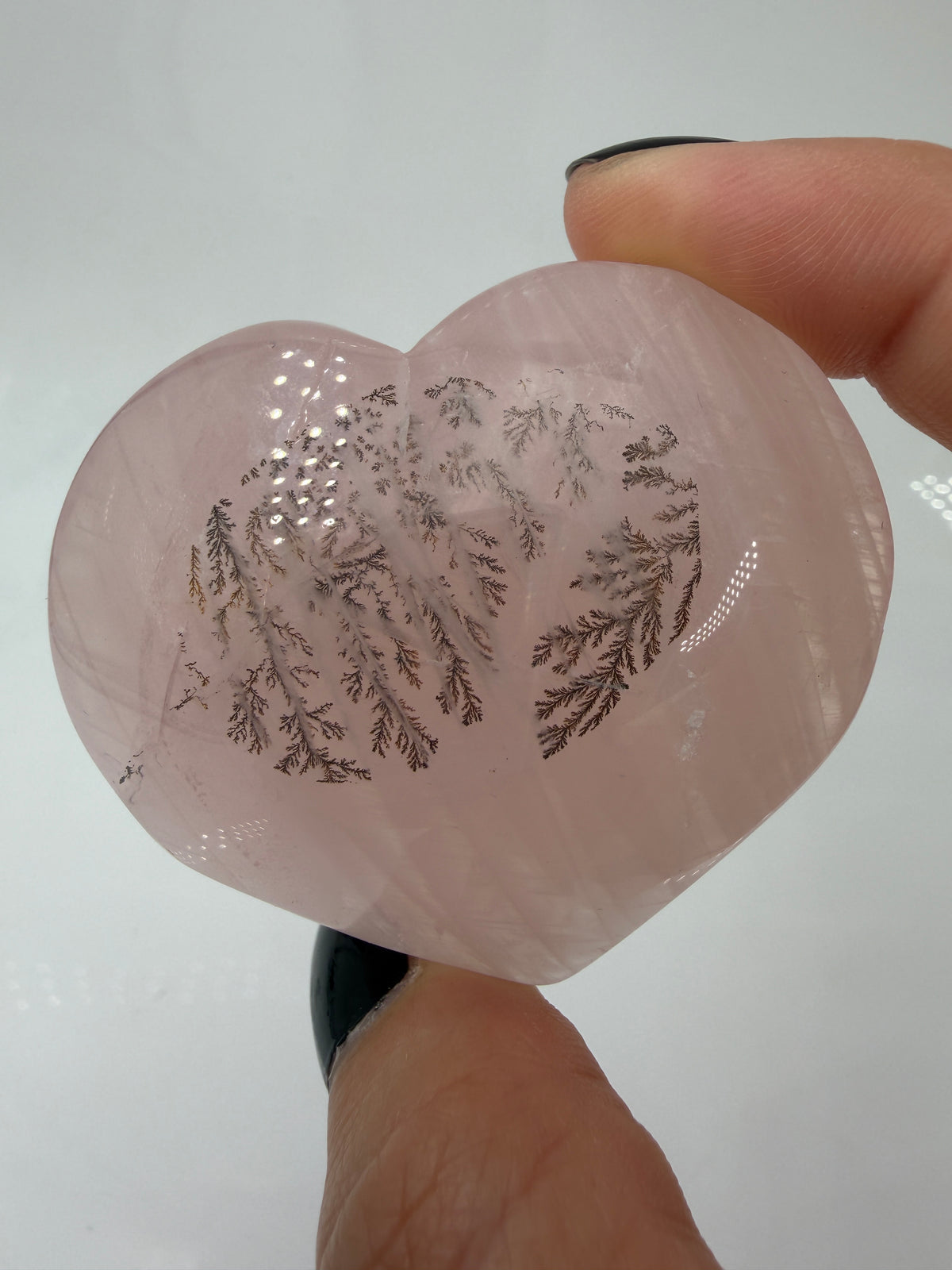 B-Ware Rosenquarz-Dendriten-Herz DQ71 – herzförmiger Rosenquarz mit feinen Dendriten, 5,6 × 5 × 2,6 cm, kleiner Kratzer auf der Vorderseite