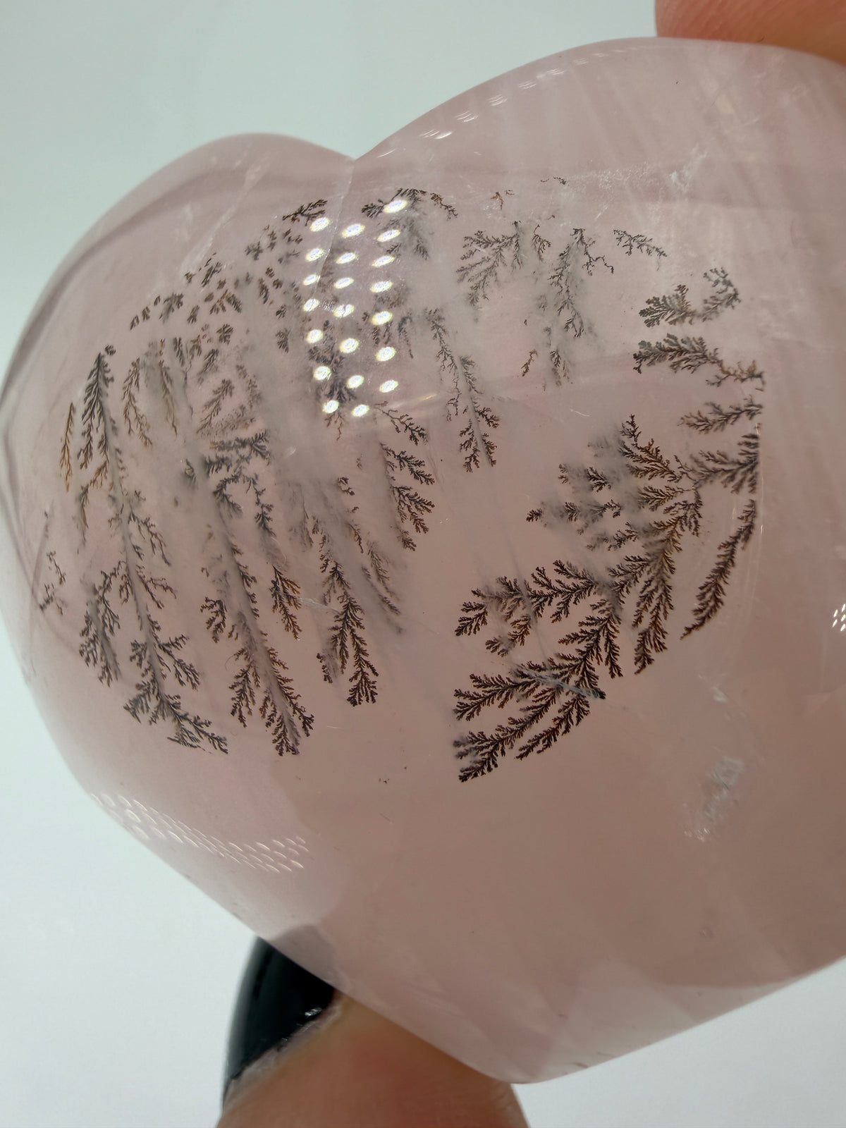 B-Ware Rosenquarz-Dendriten-Herz DQ71 – herzförmiger Rosenquarz mit feinen Dendriten, 5,6 × 5 × 2,6 cm, kleiner Kratzer auf der Vorderseite