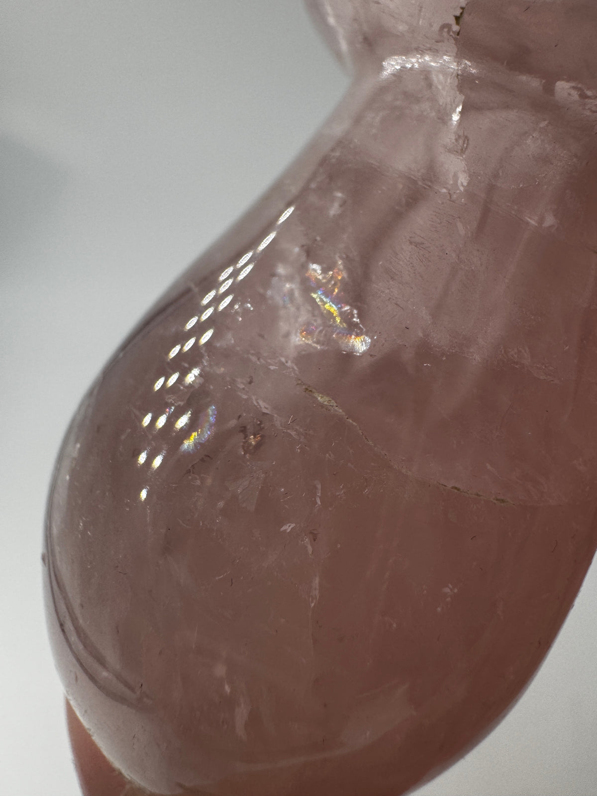 Rosenquarz-Carving RP22 in Pilzform, 7,2×4,1 cm – handgeschliffenes Mineral in zartem Rosa mit seidig-transluzenter Oberfläche, Sammlerobjekt aus Rosenquarz.