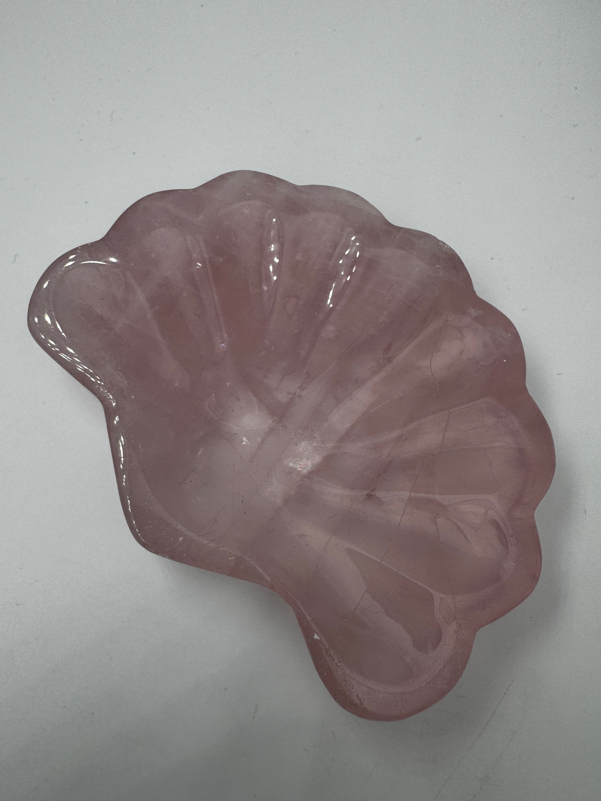 Schale aus Rosenquarz in Muschelform mit zartrosa Farbe und seidigem Glanz, 10 × 8,1 × 1,3 cm.