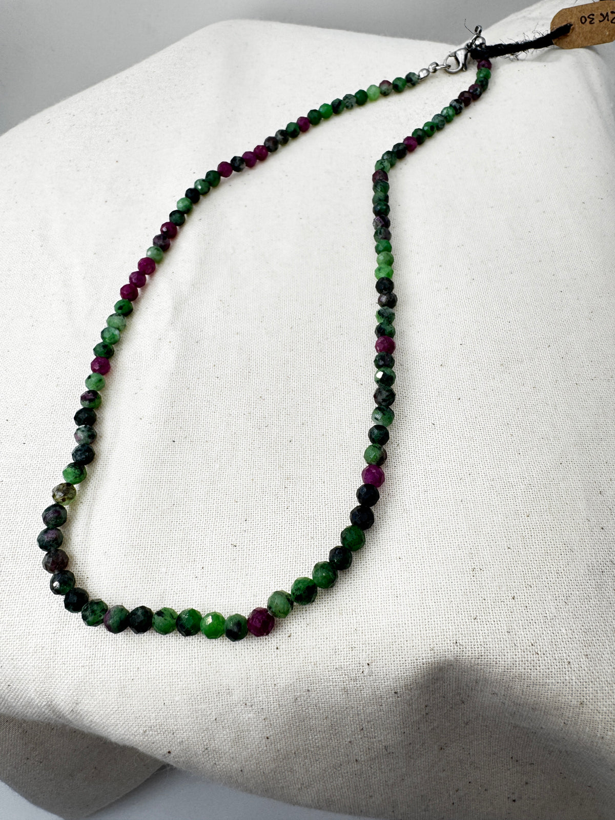Kette aus facettierten Rubin-in-Zoisit-Kugeln RK30, 4 mm, mit leuchtendem Rot-Grün-Kontrast aus Korund und Zoisit, 45 cm Länge mit Edelstahlverschluss.