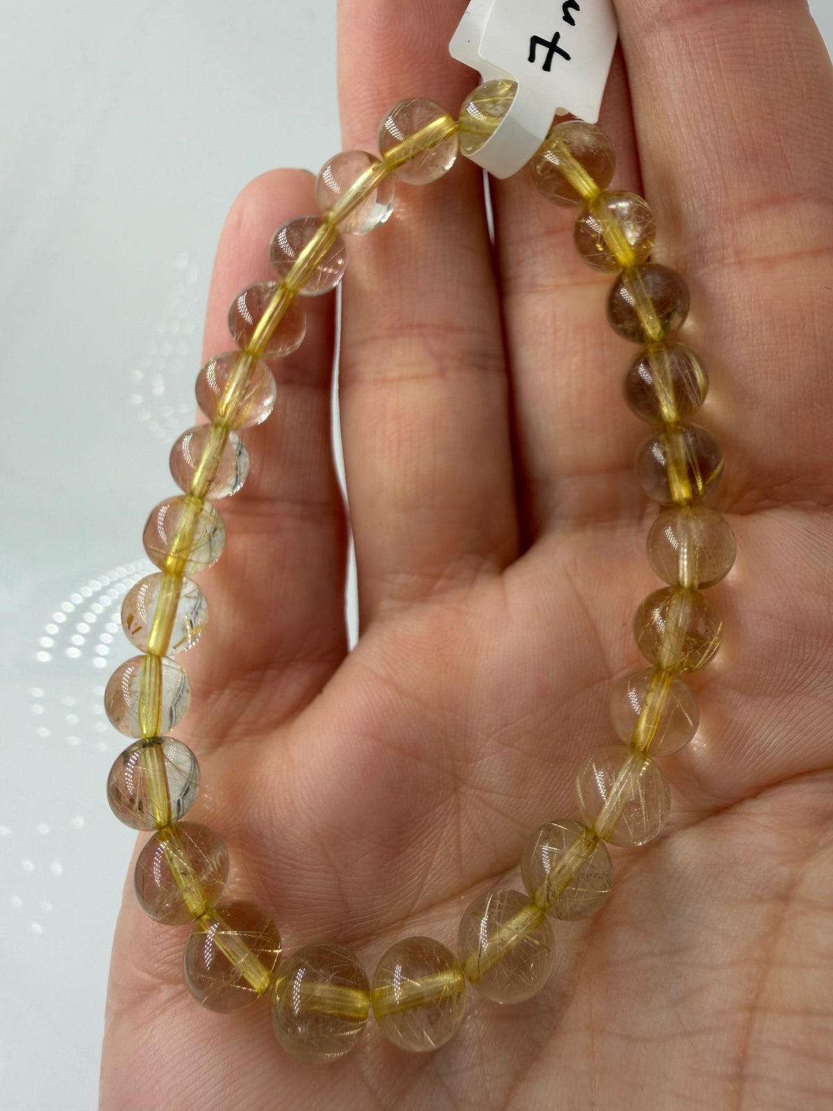 Kugelarmband aus klarem Rutilquarz mit dichten, goldfarbenen Rutilnadeln.